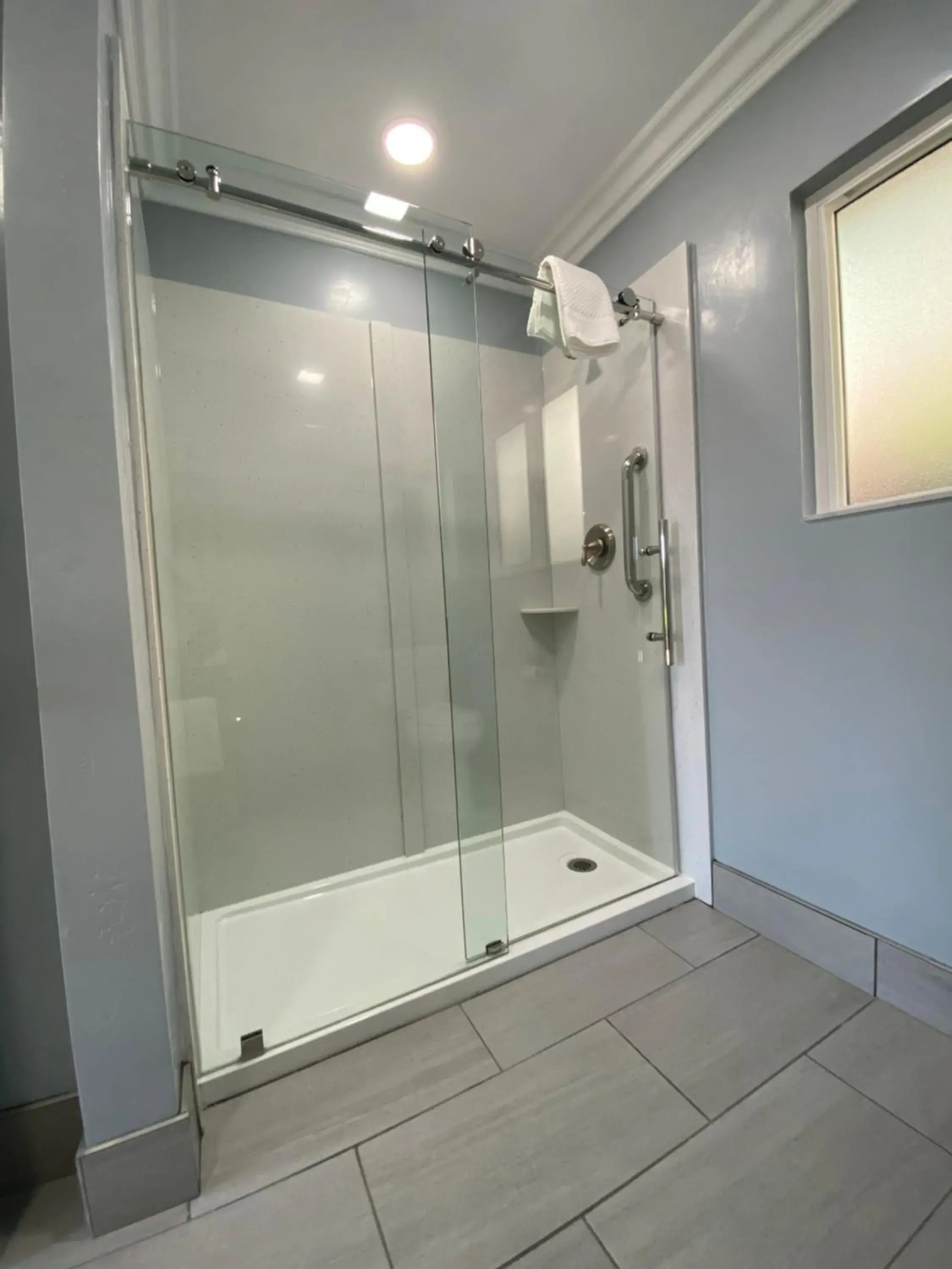 Bathroom in Lone Oak Lodge Bathroom in Lone Oak Lodge