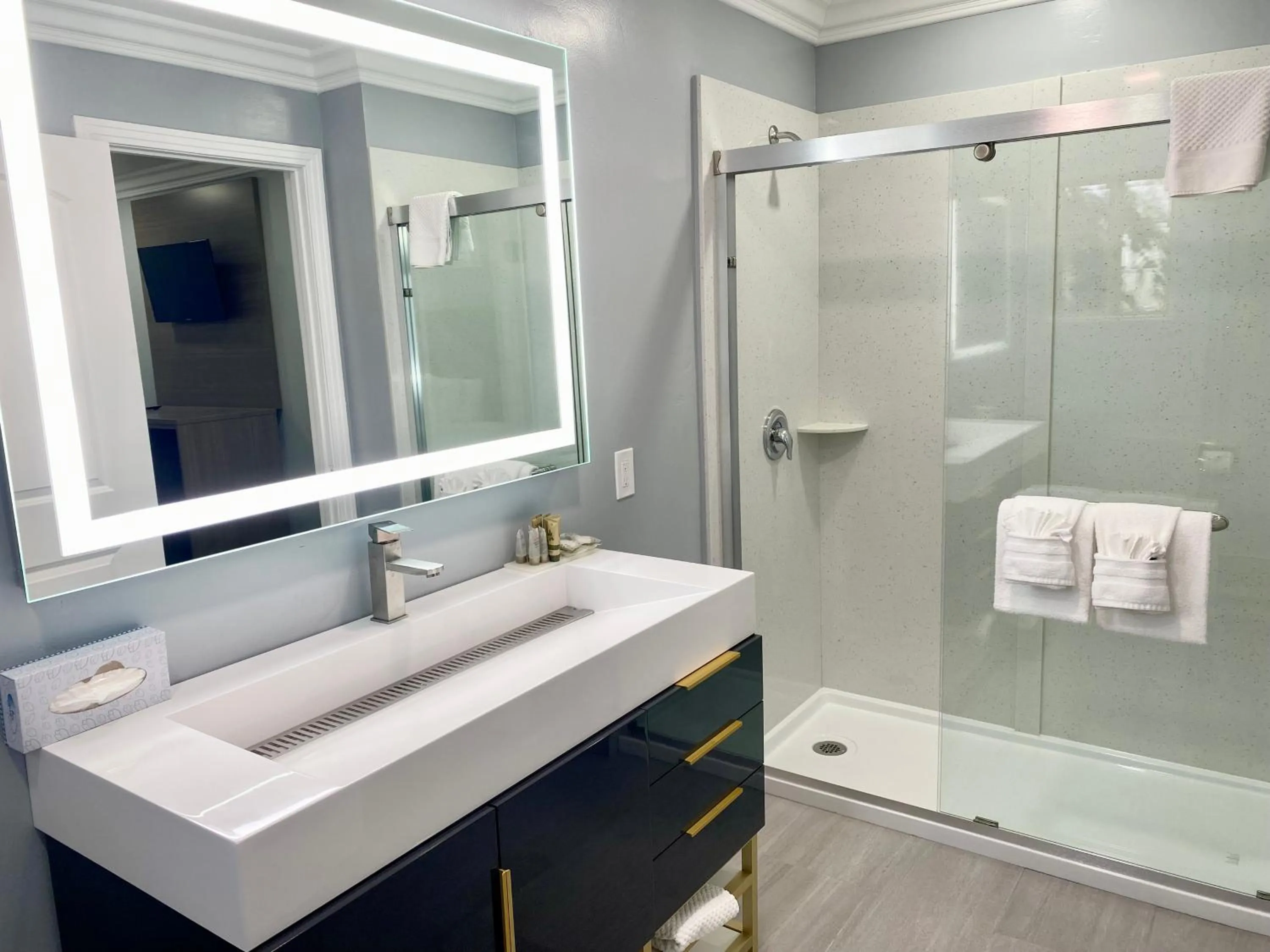 Bathroom in Lone Oak Lodge