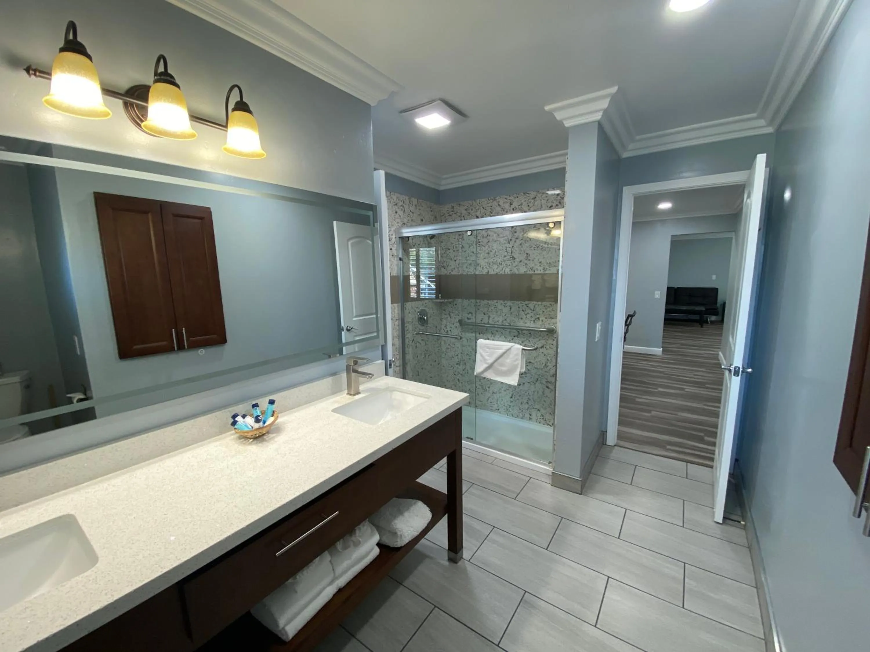 Bathroom in Lone Oak Lodge