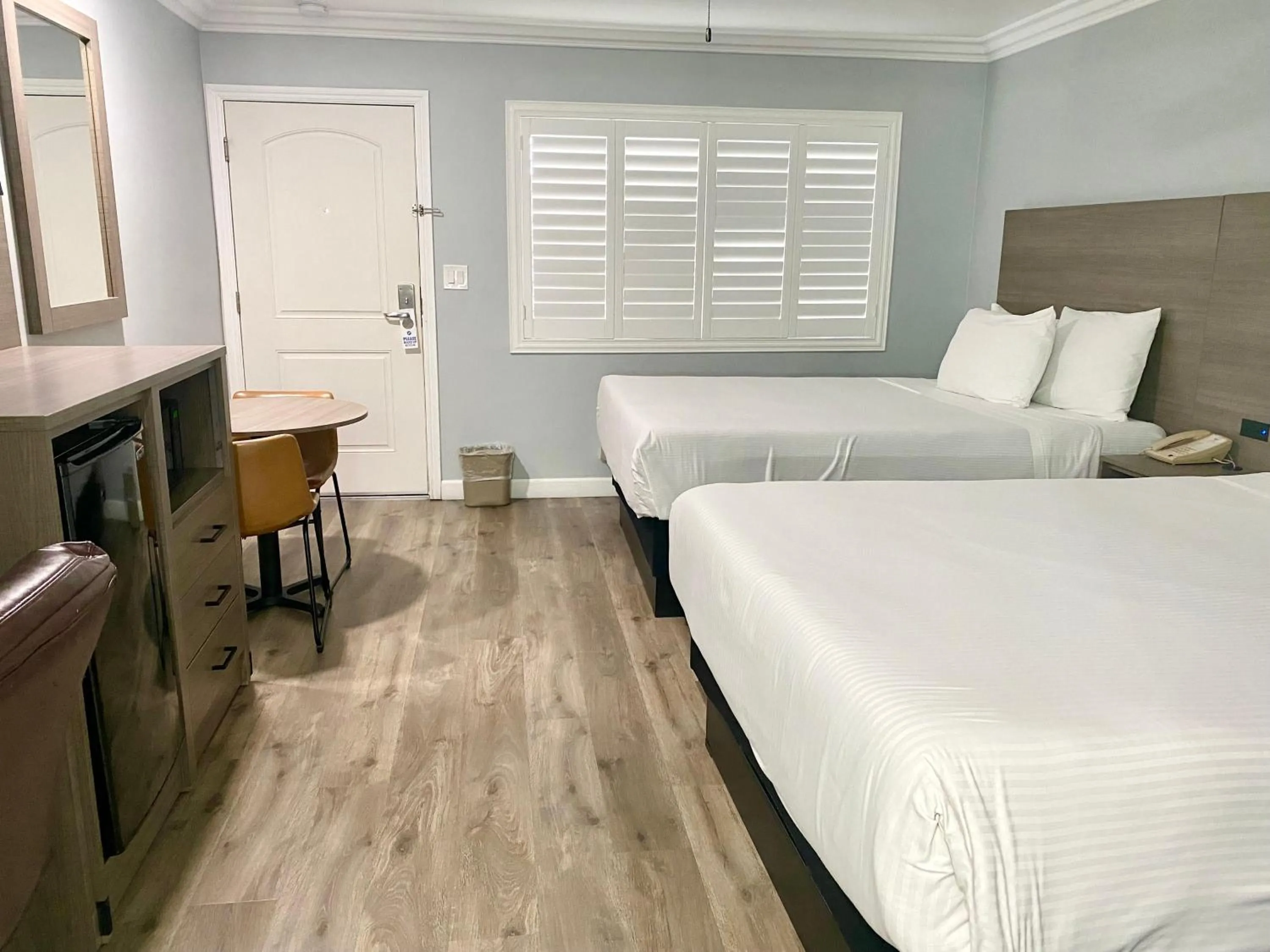 Photo of the whole room, Bed in Lone Oak Lodge