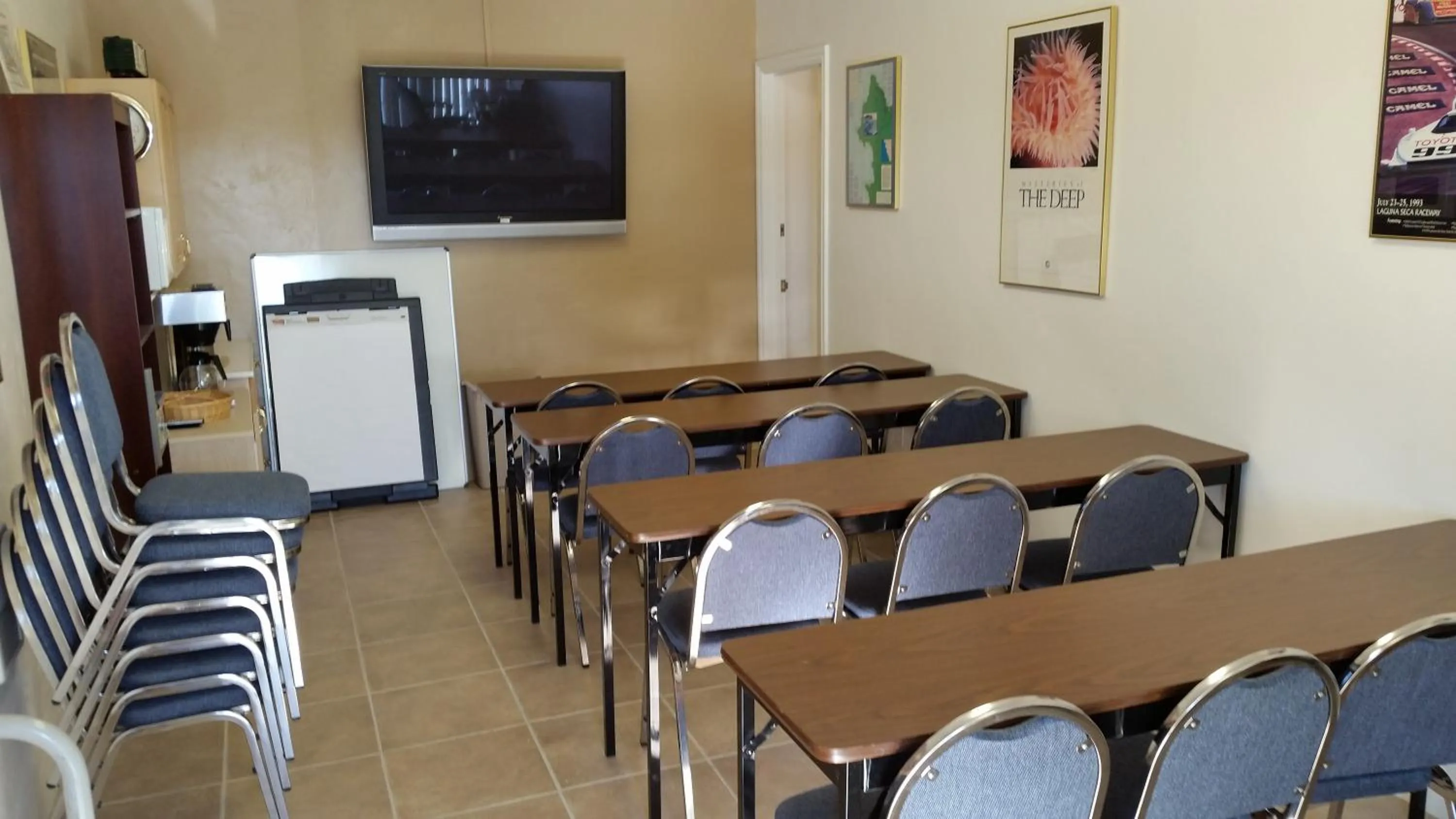 Business facilities in Lone Oak Lodge