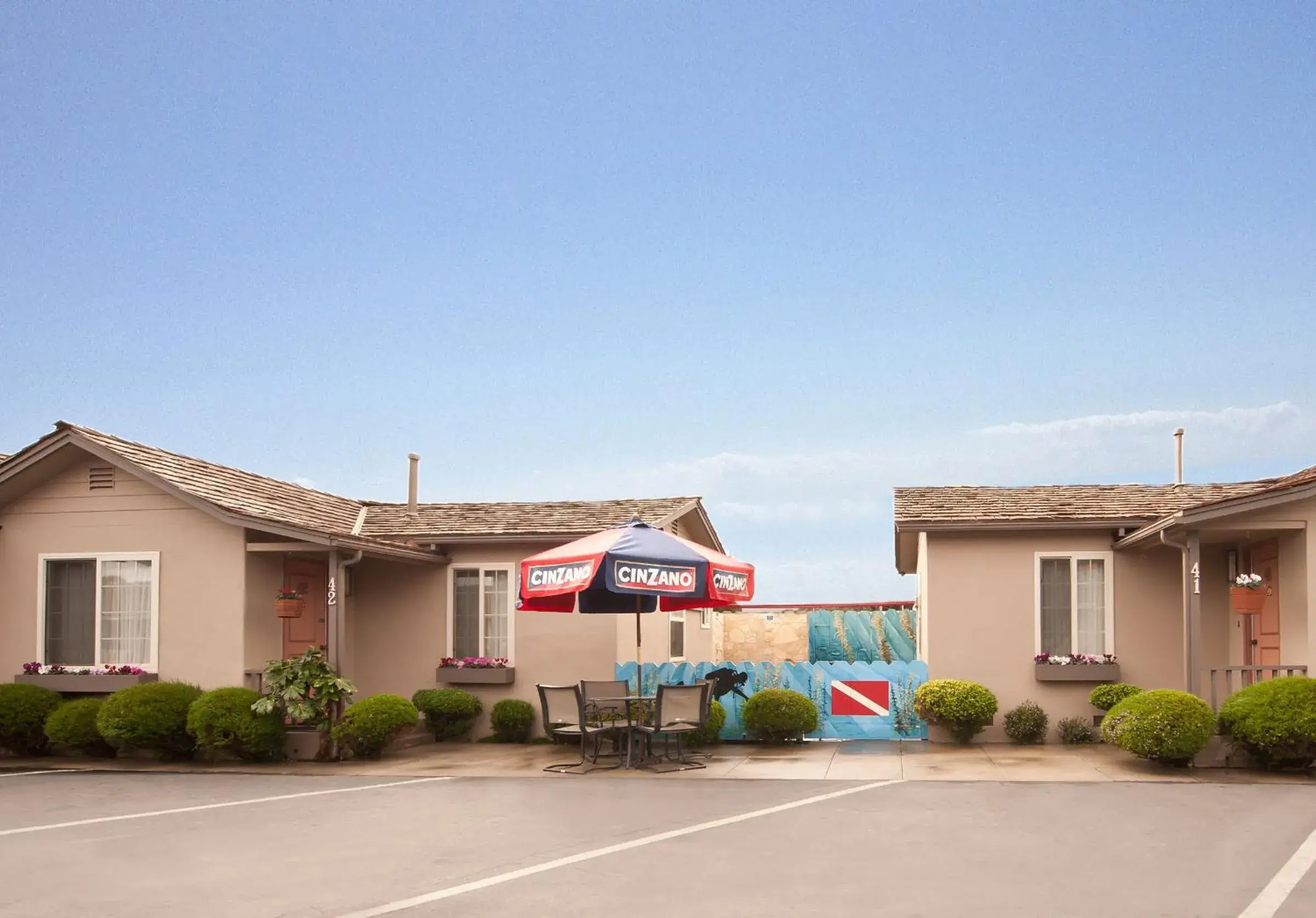 Facade/entrance in Lone Oak Lodge Facade/entrance in Lone Oak Lodge