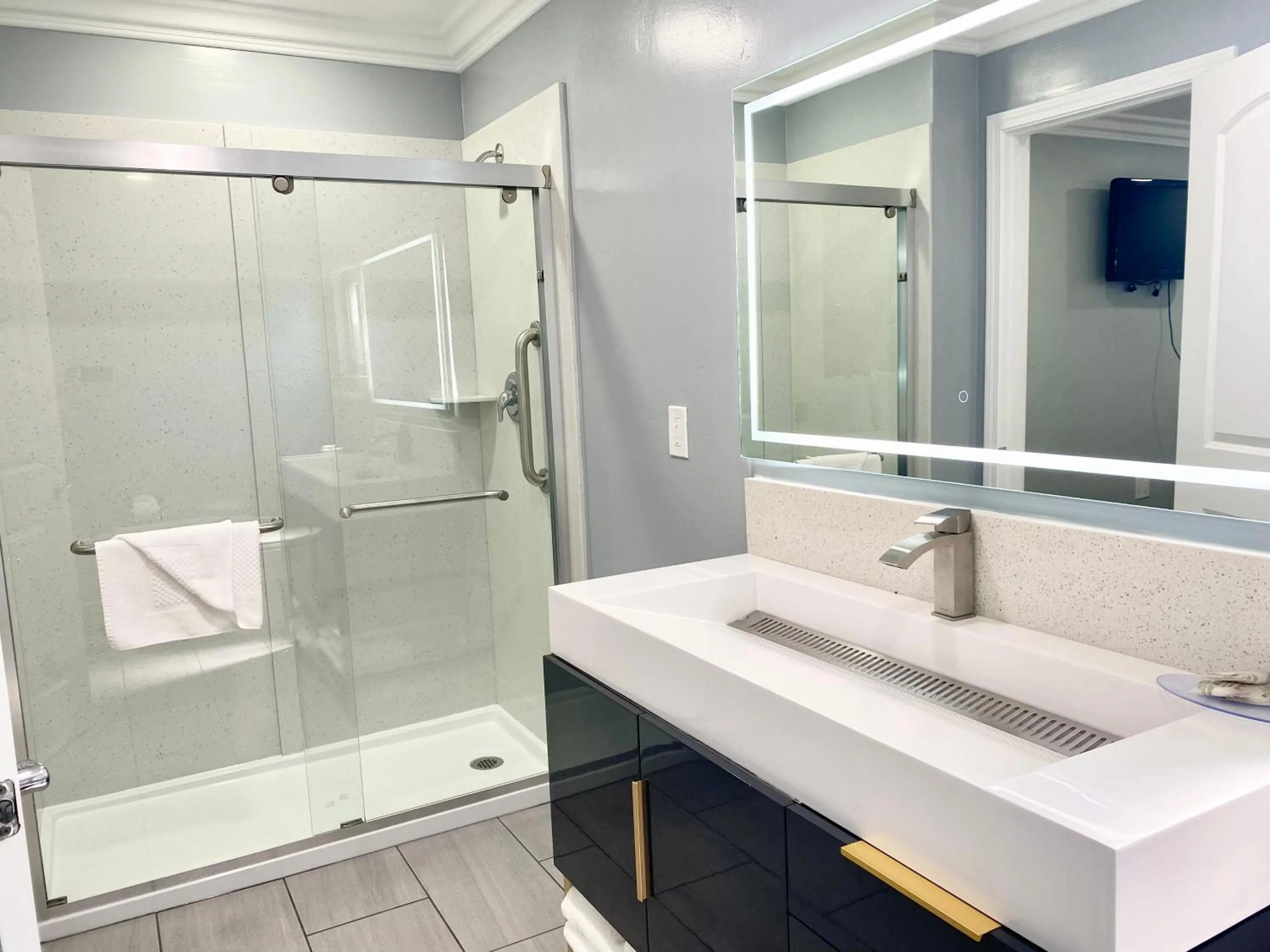 Bathroom in Lone Oak Lodge