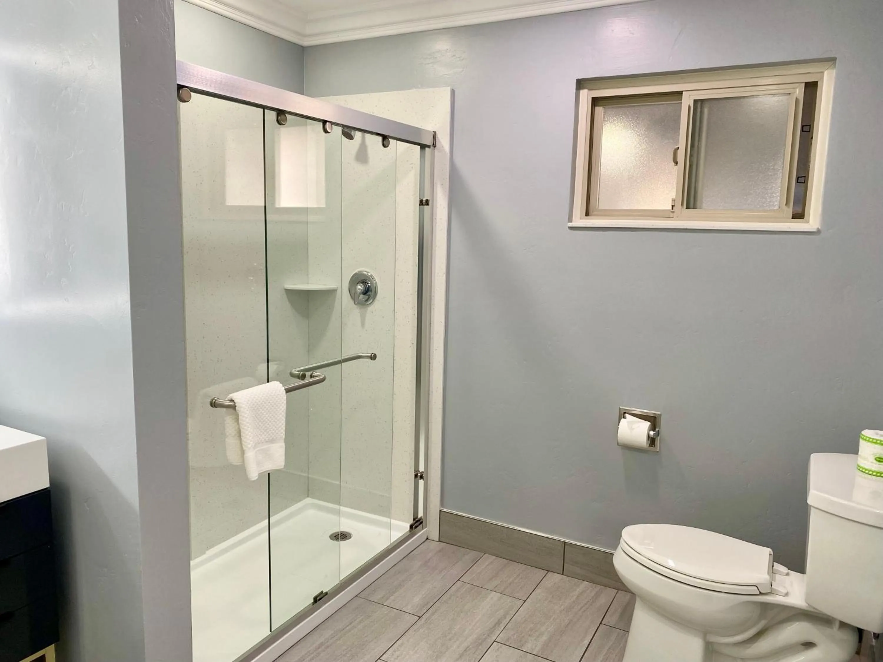 Shower in Lone Oak Lodge