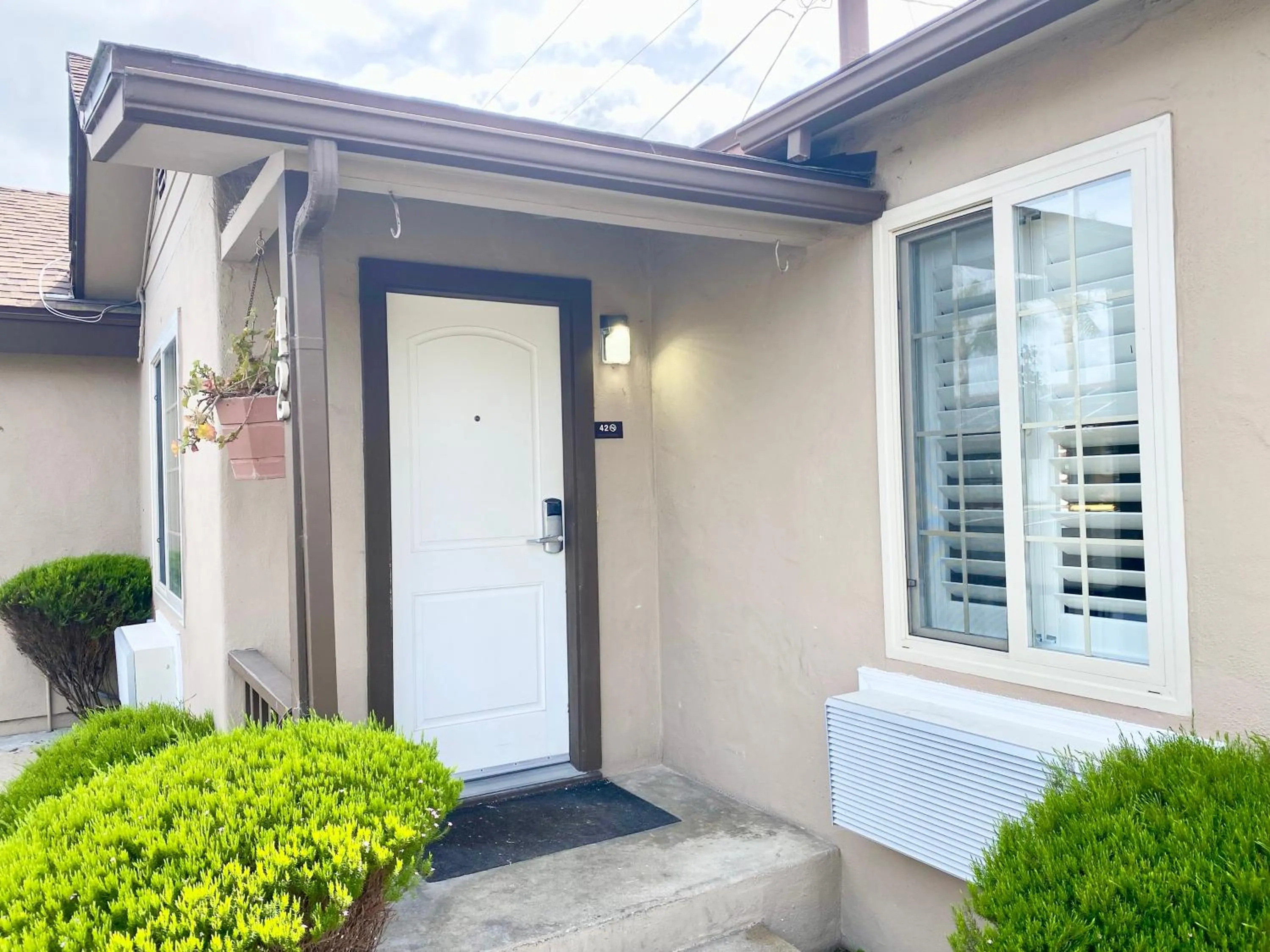 Facade/entrance in Lone Oak Lodge