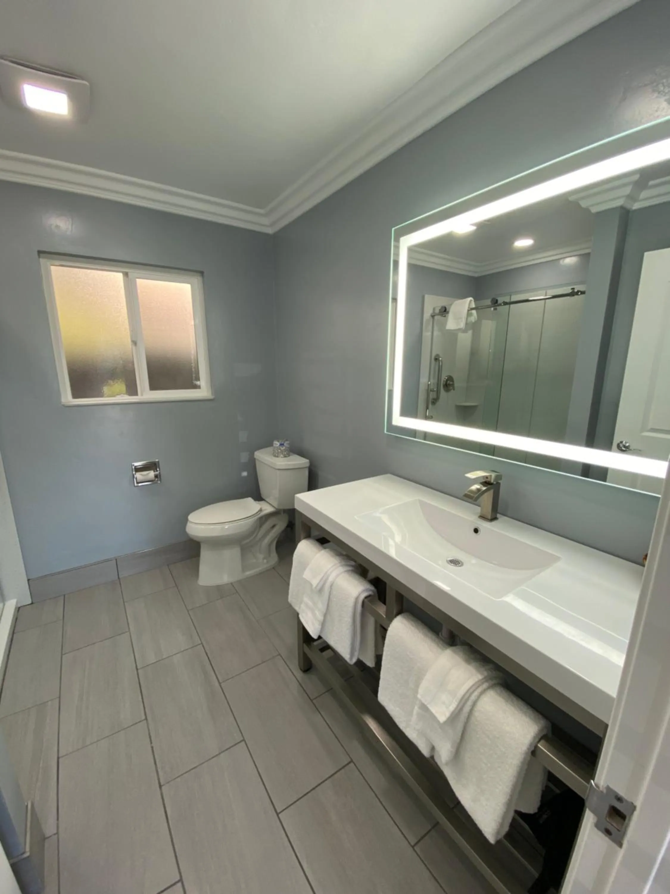 Bathroom in Lone Oak Lodge