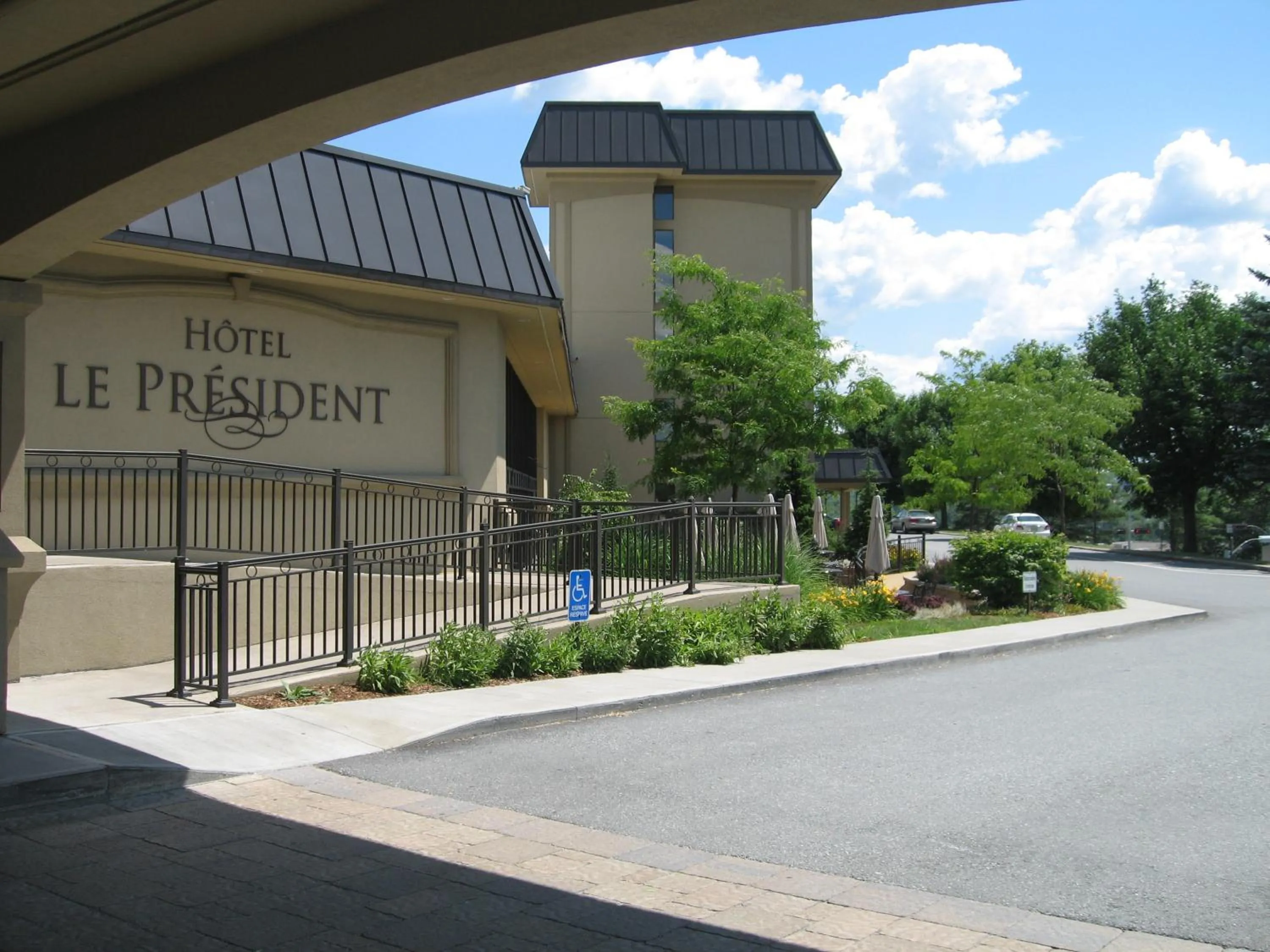 Facade/entrance in Le President Sherbrooke