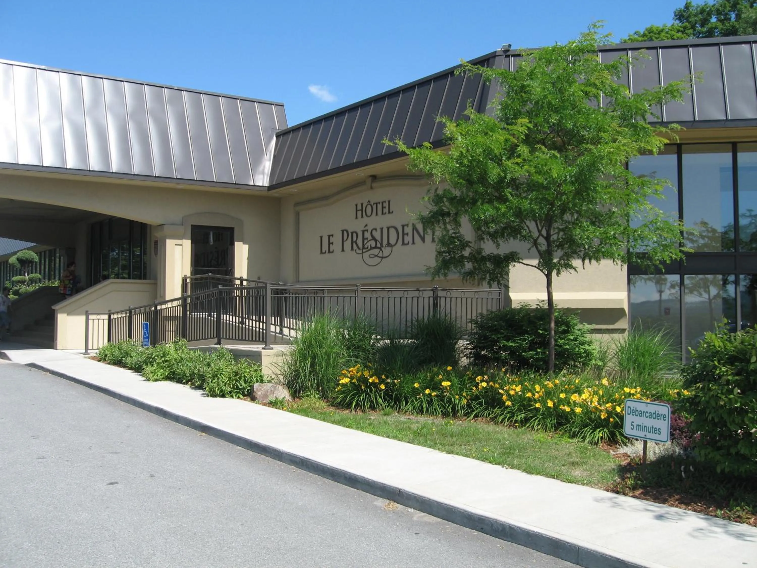 Facade/entrance in Le President Sherbrooke