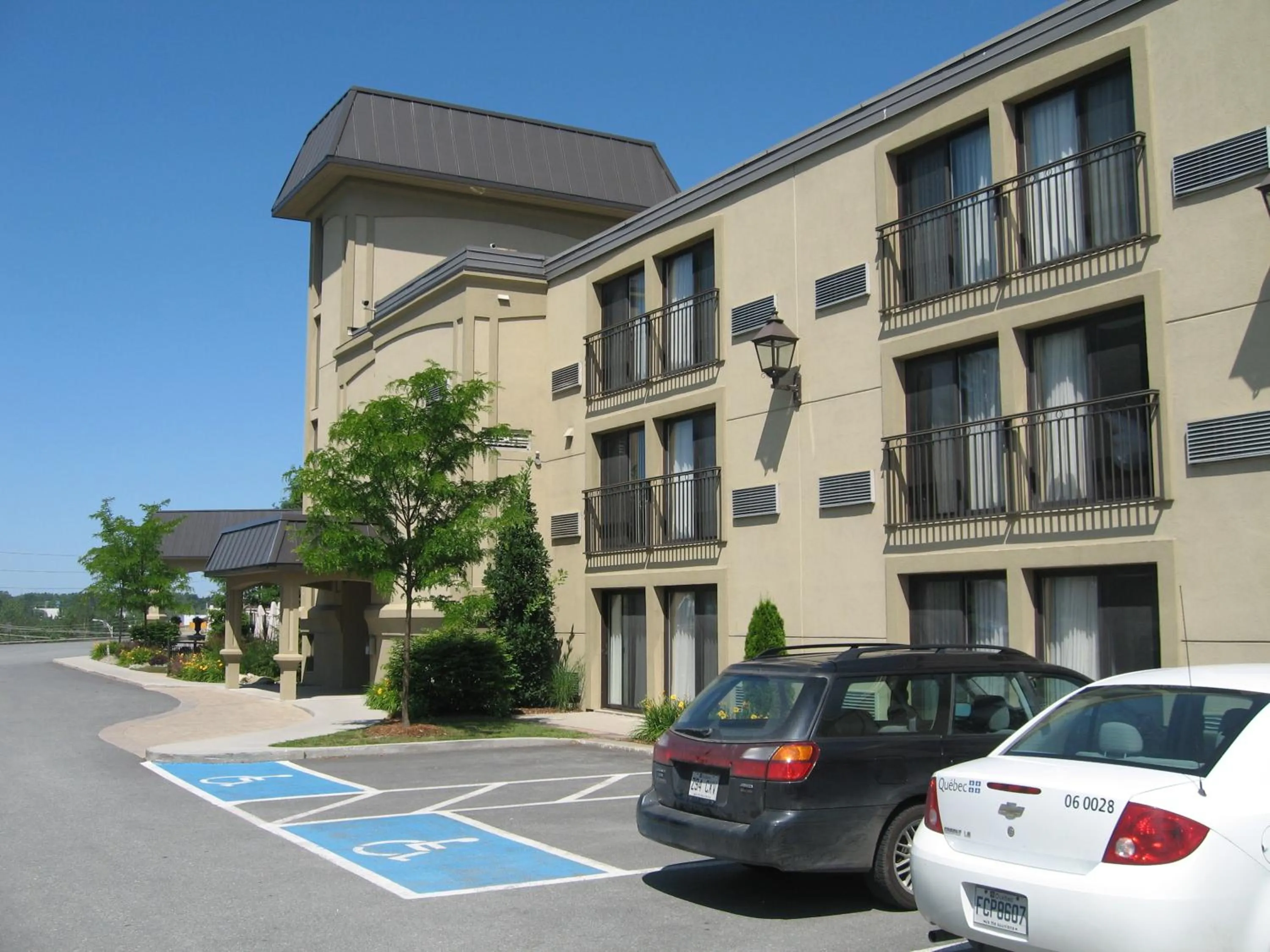 Facade/entrance in Le President Sherbrooke