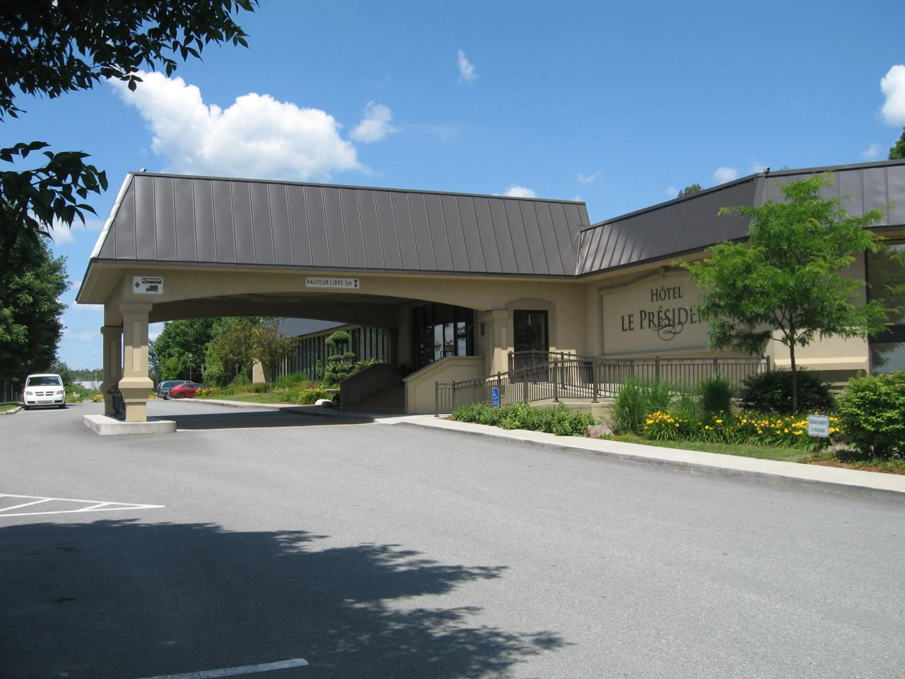 Facade/entrance in Le President Sherbrooke