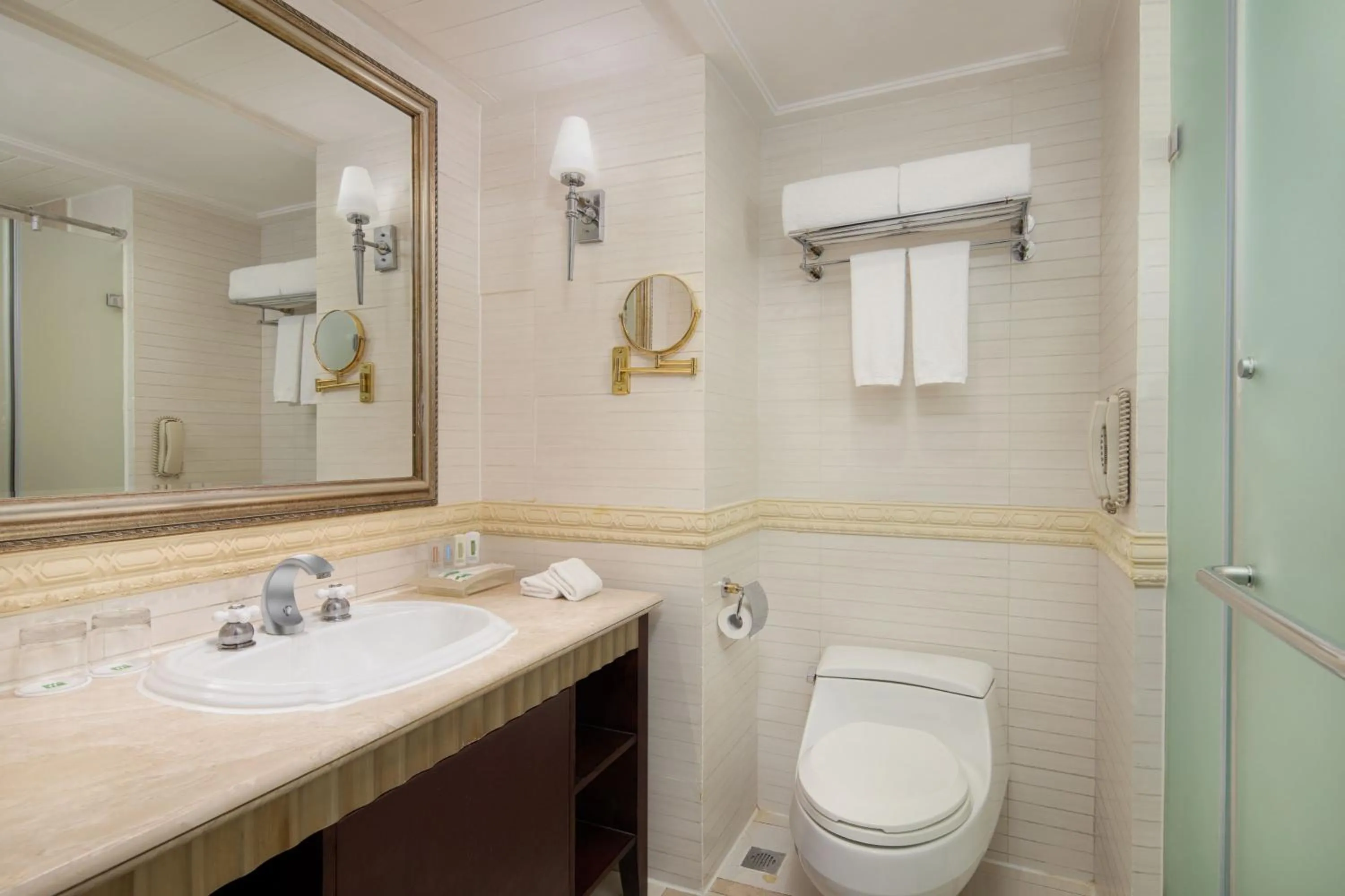 Standard King Room in Holiday Inn Chengdu Century City-EastTower
