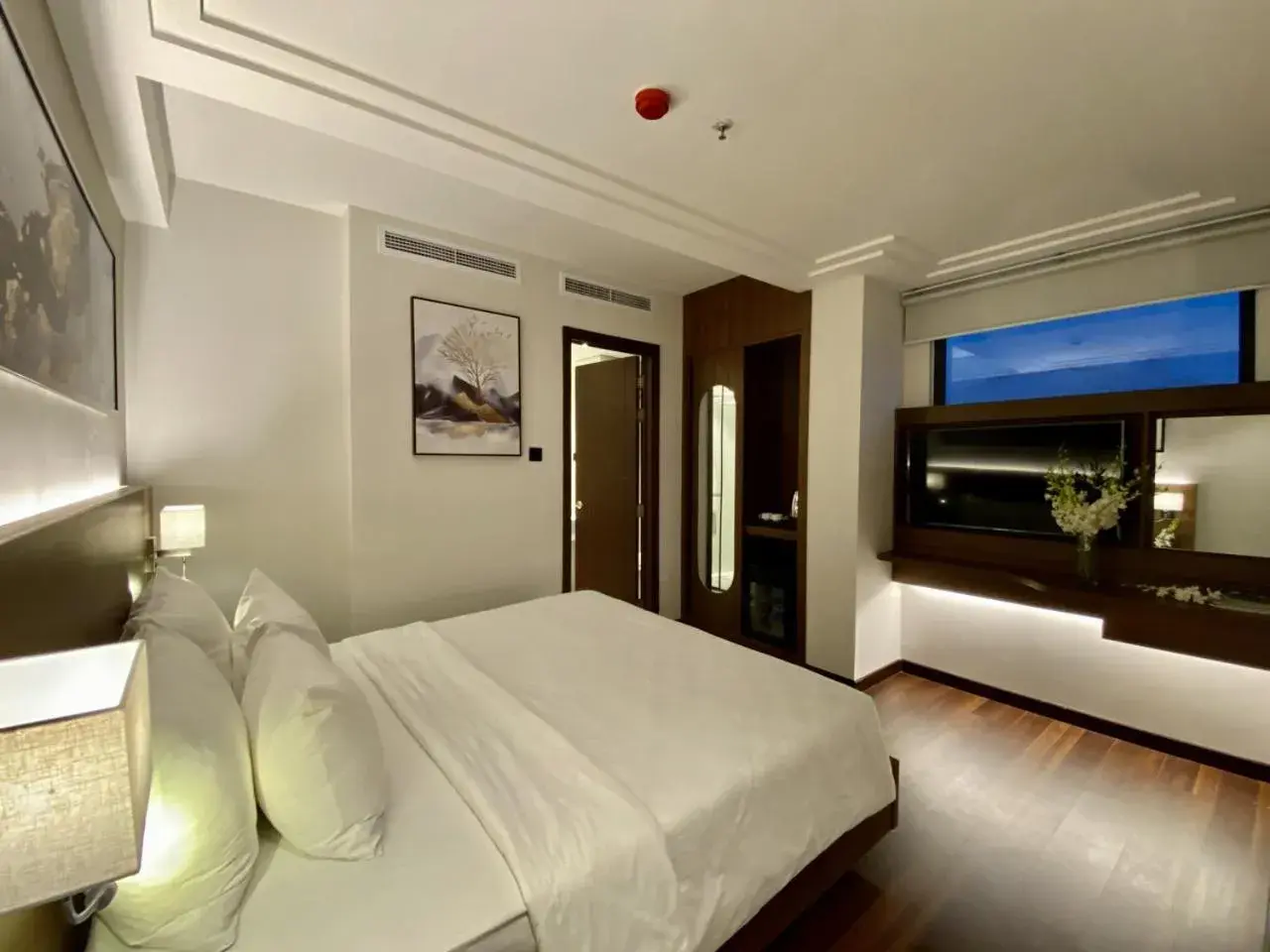 Comfort King Window in Central Park Saigon Hotel Comfort King Window in Central Park Saigon Hotel