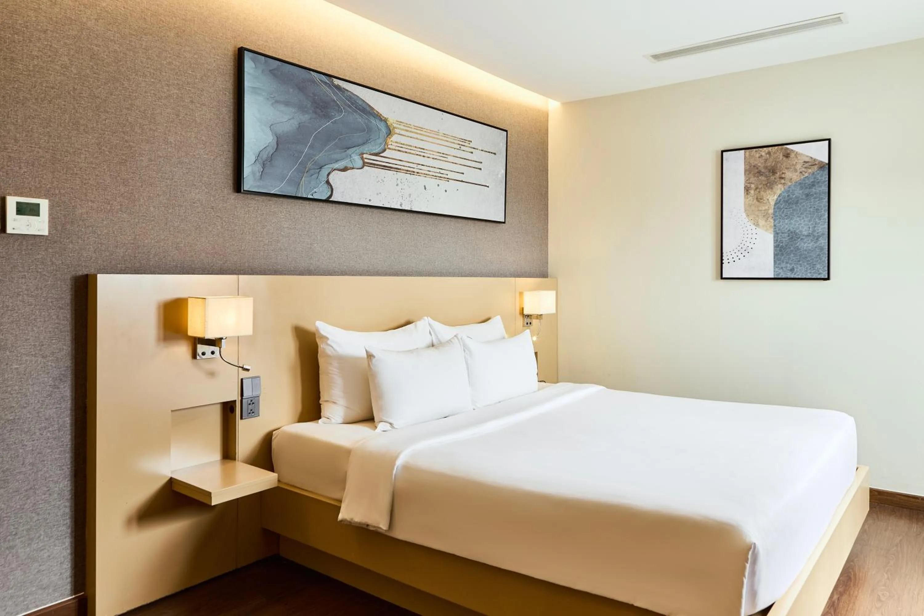 Photo of the whole room in Central Park Saigon Hotel