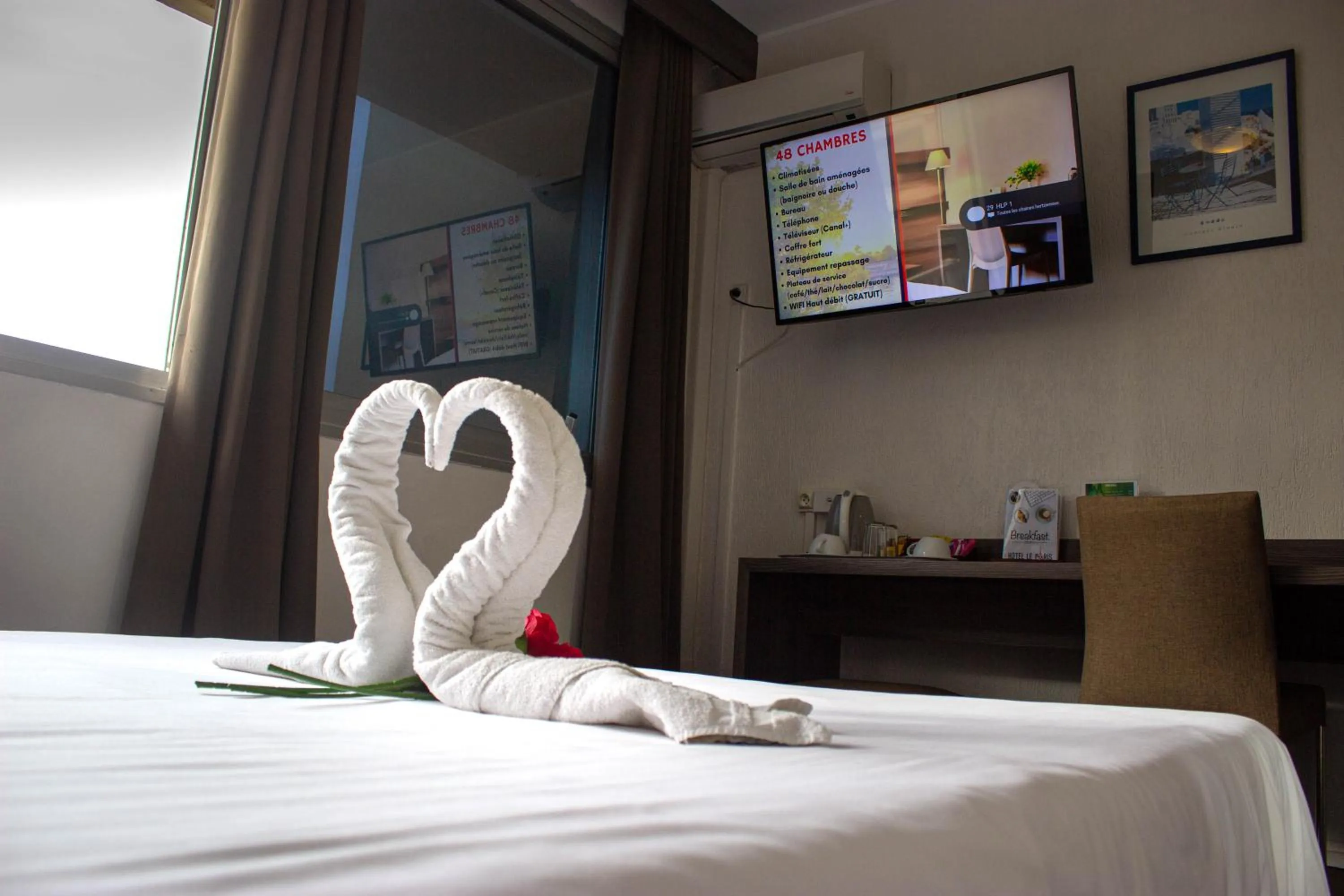 TV and multimedia, Bed in Hotel Le Paris