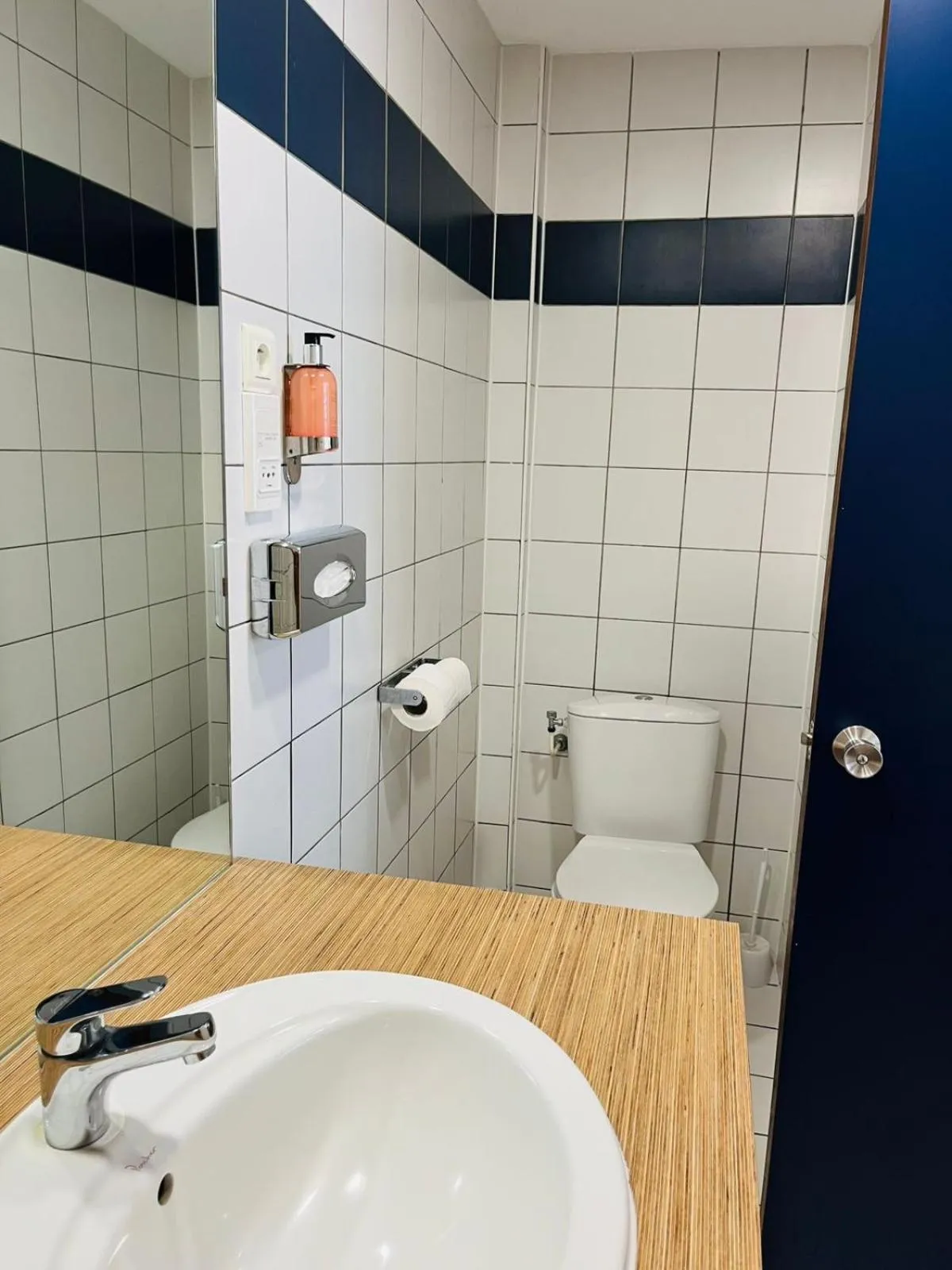 Shower in Hotel Le Paris