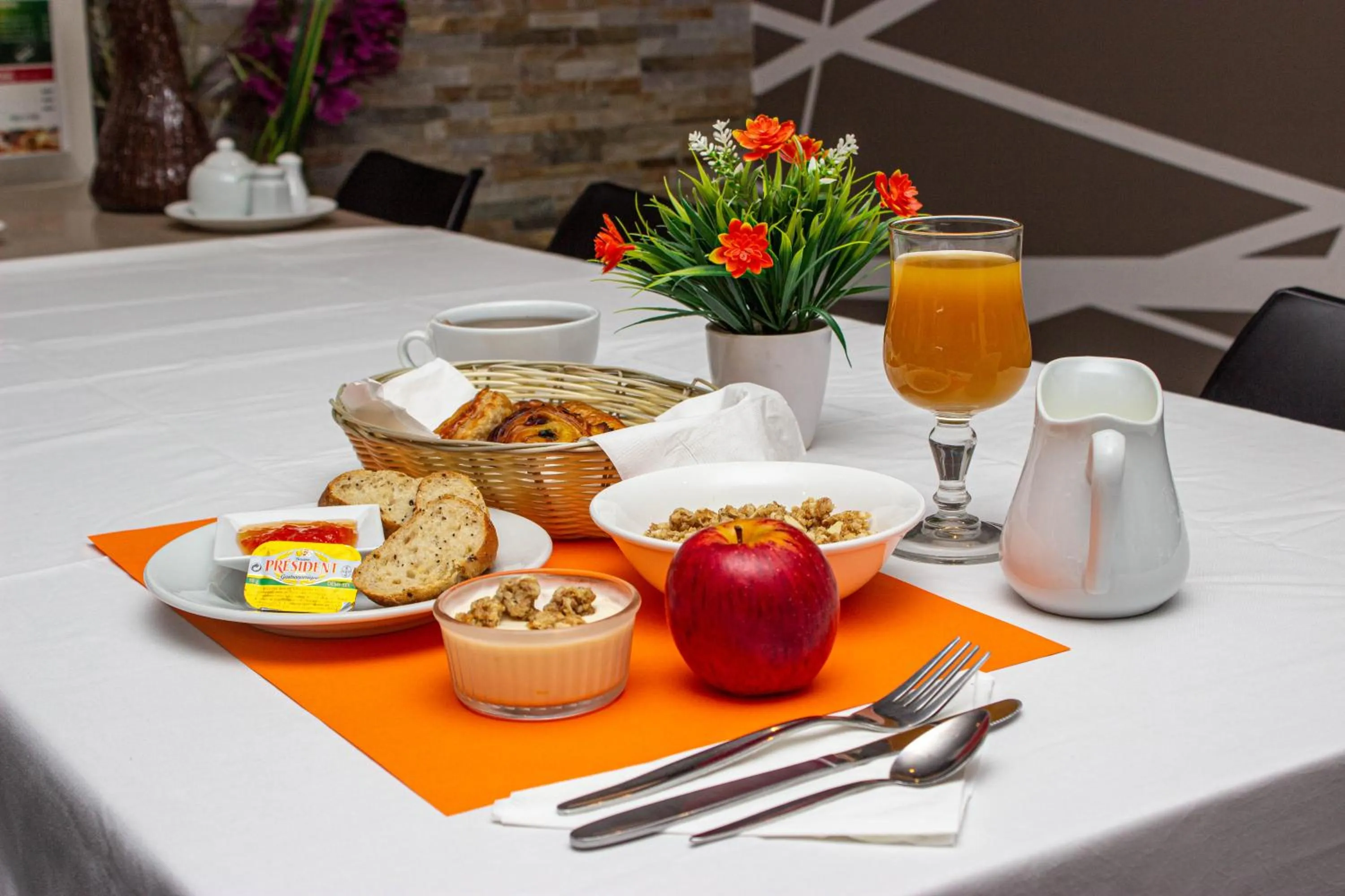 Breakfast in Hotel Le Paris