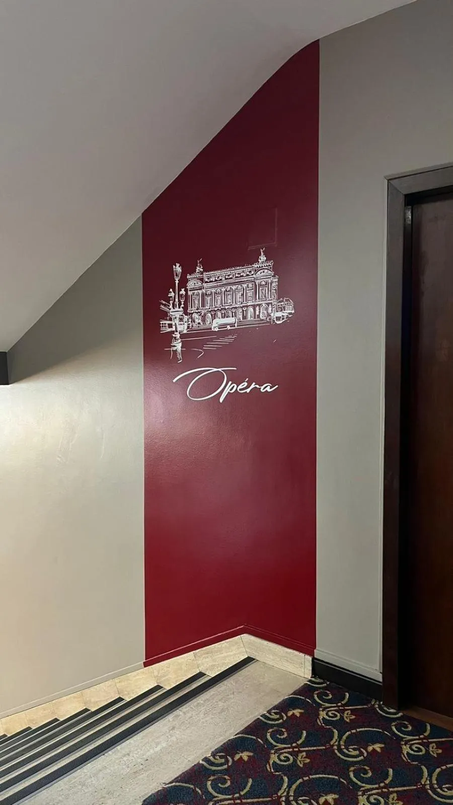 Logo/Certificate/Sign in Hotel Le Paris