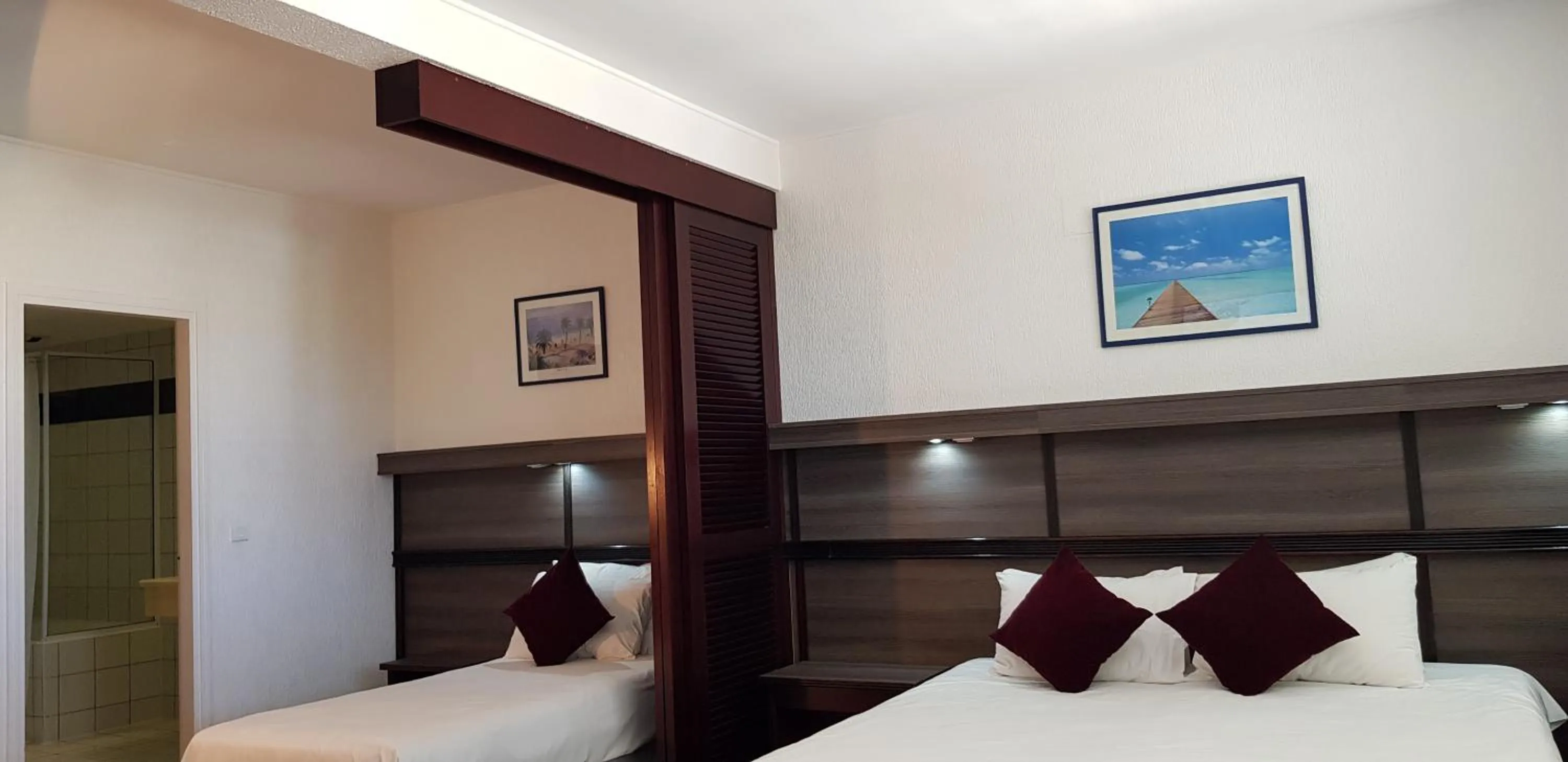 Photo of the whole room, Bed in Hotel Le Paris