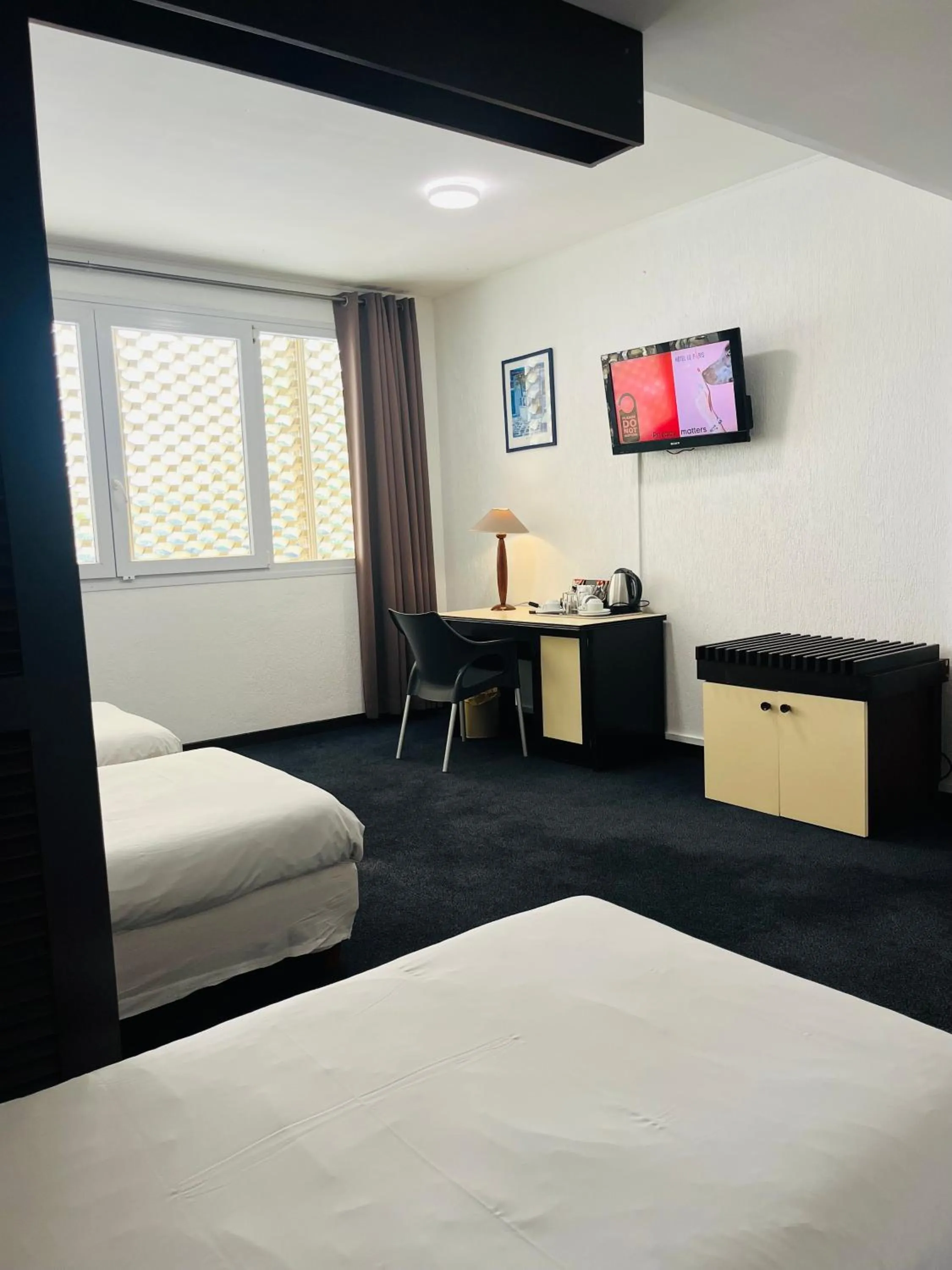 TV and multimedia, Bed in Hotel Le Paris