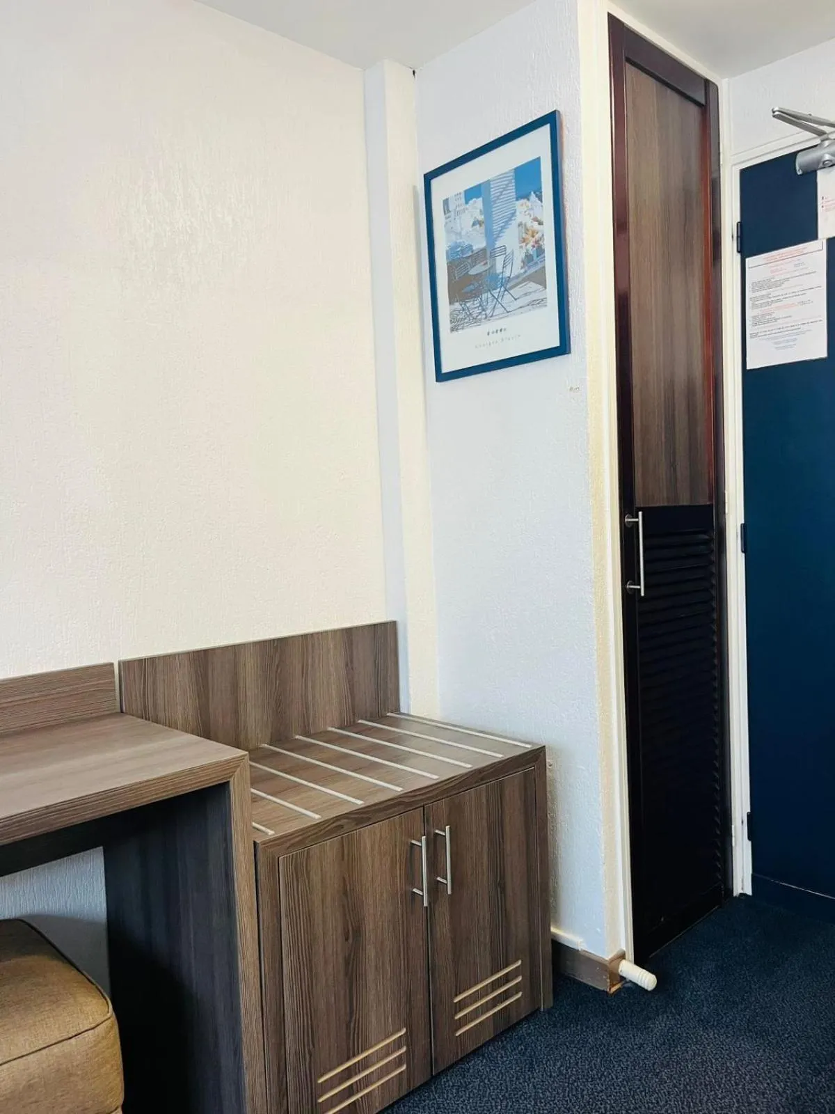 wardrobe in Hotel Le Paris