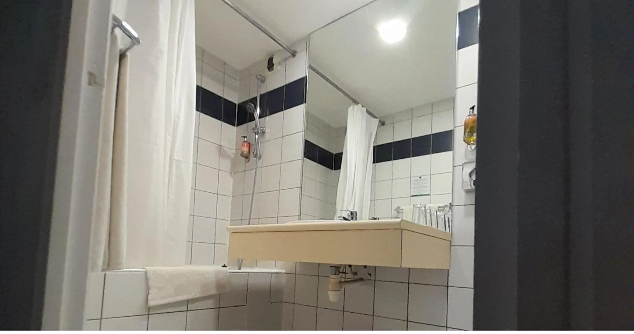 Bathroom in Hotel Le Paris