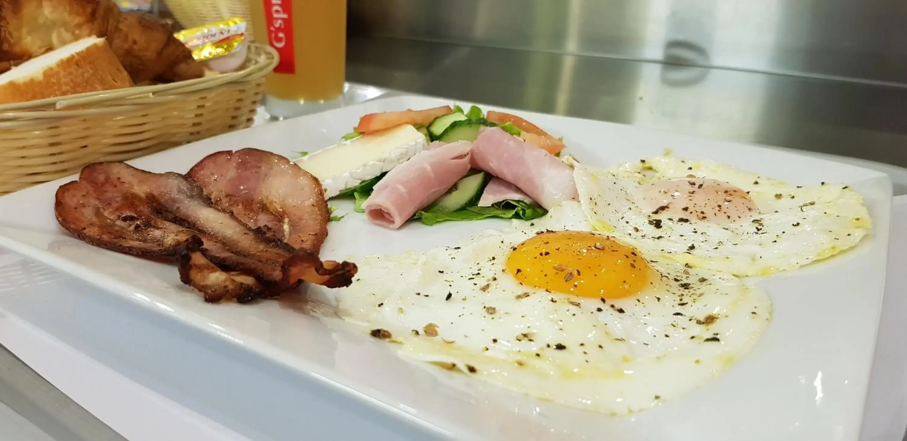 Food in Hotel Le Paris Food in Hotel Le Paris