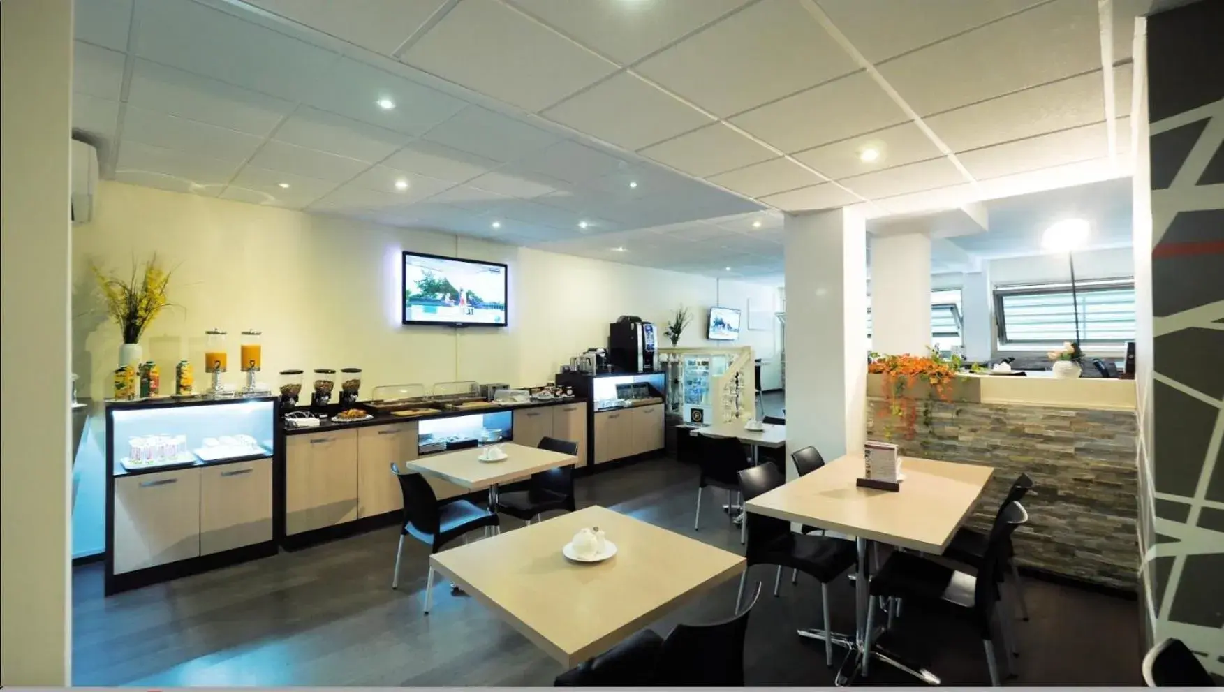 Restaurant/places to eat in Hotel Le Paris Restaurant/places to eat in Hotel Le Paris