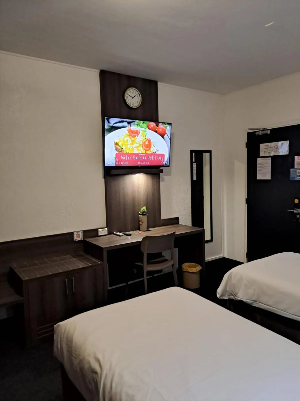 Photo of the whole room, Bed in Hotel Le Paris