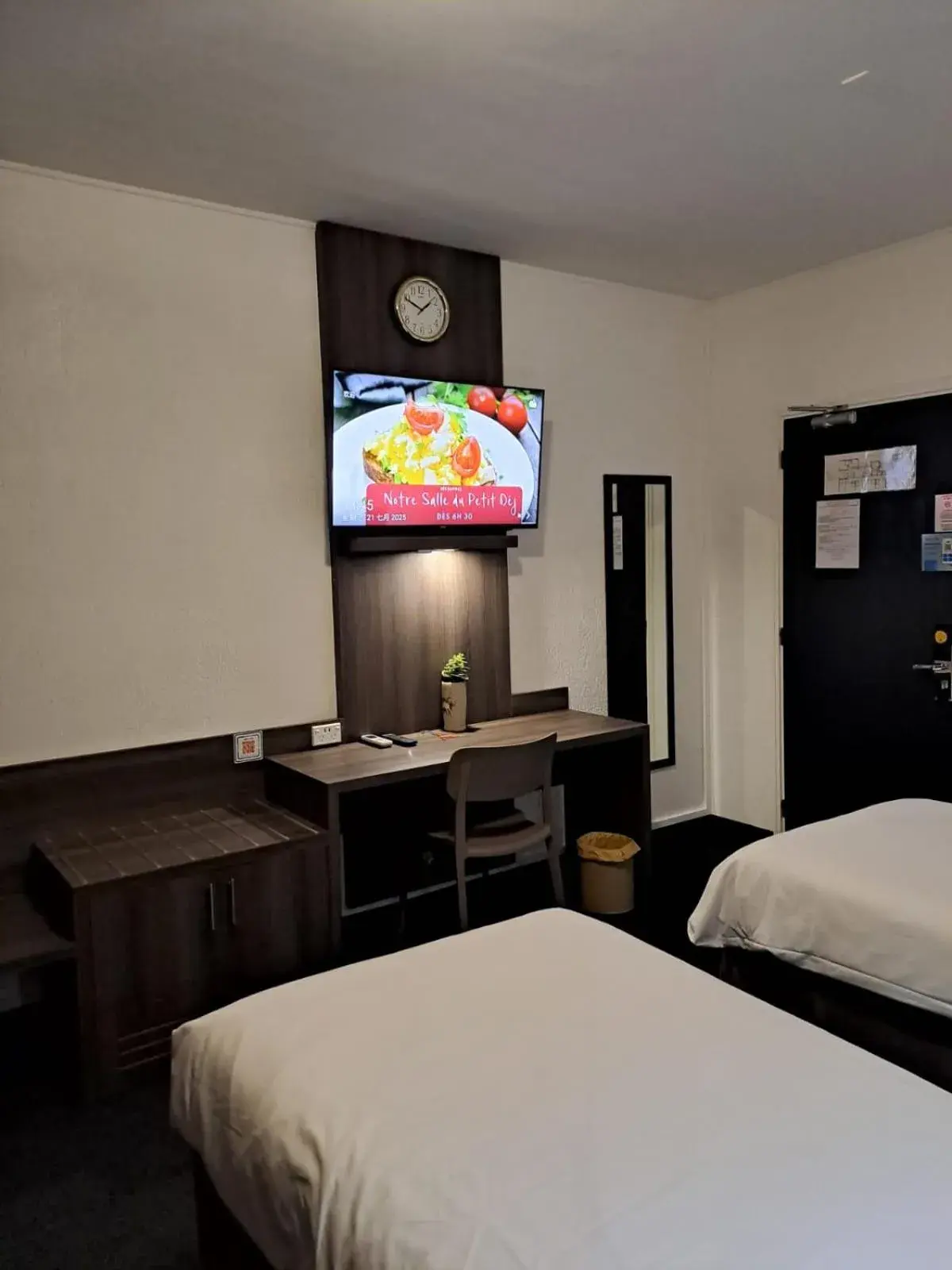 Superior Twin Room in Hotel Le Paris Superior Twin Room in Hotel Le Paris