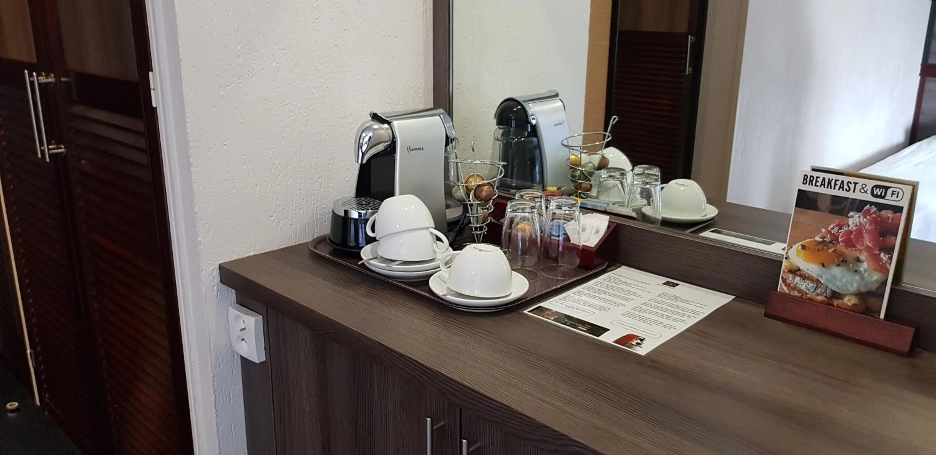 Coffee/tea facilities in Hotel Le Paris