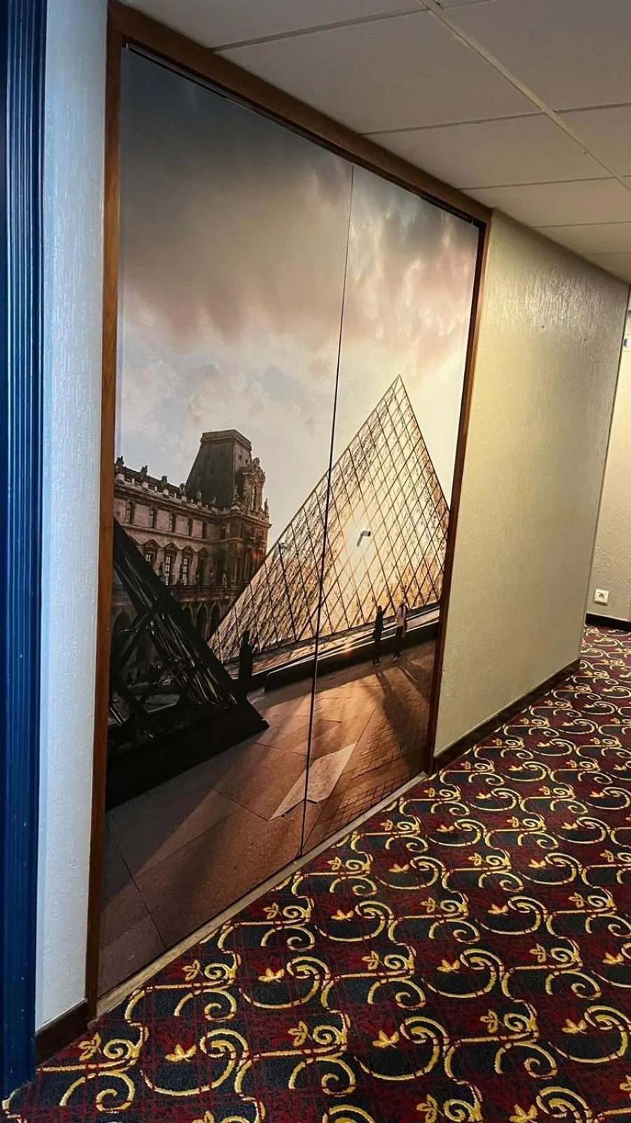 Property building in Hotel Le Paris