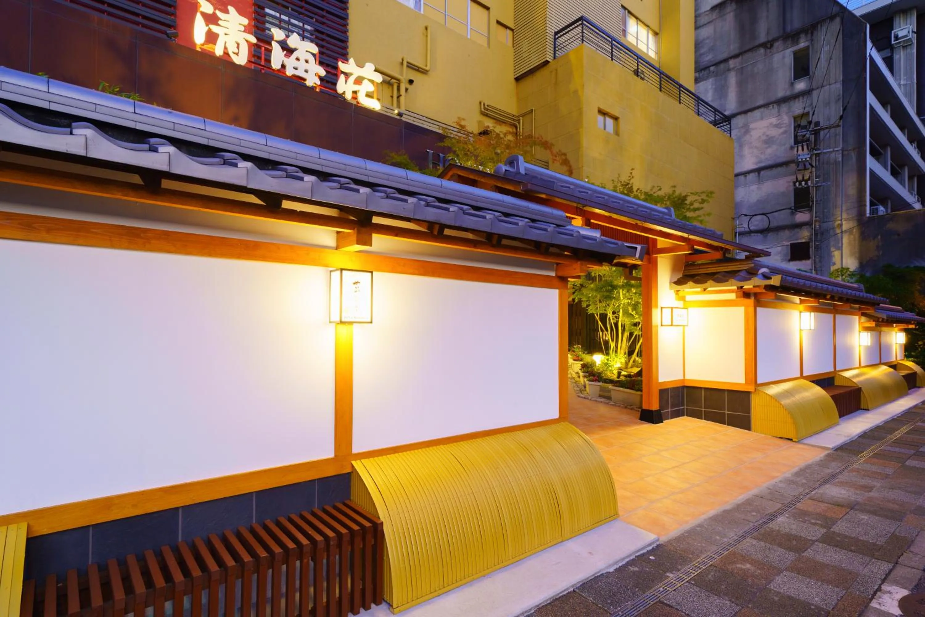 Facade/entrance in Tenku Yubo Seikaiso