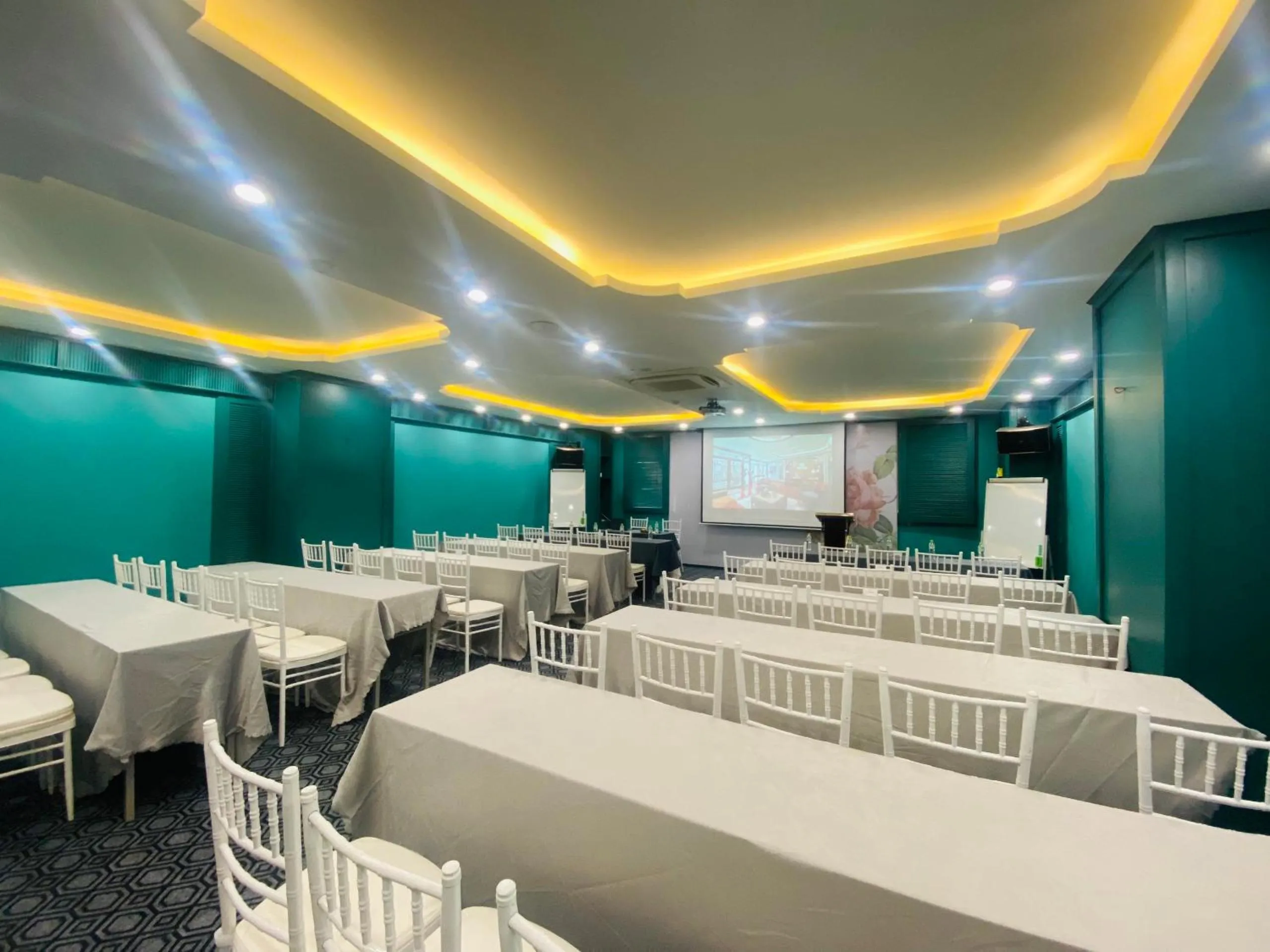 Restaurant/places to eat in Nicecy Boutique Hotel