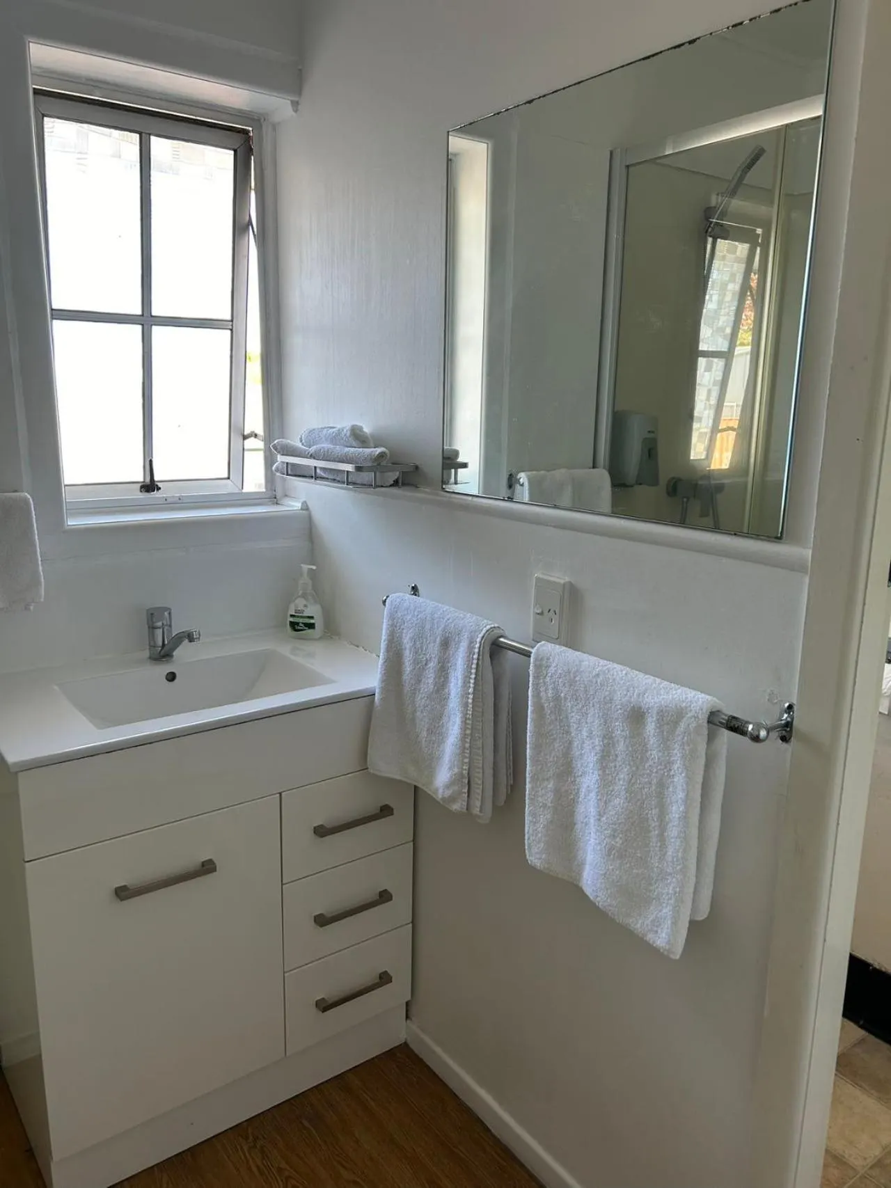 Bathroom in Tudor Motor Lodge