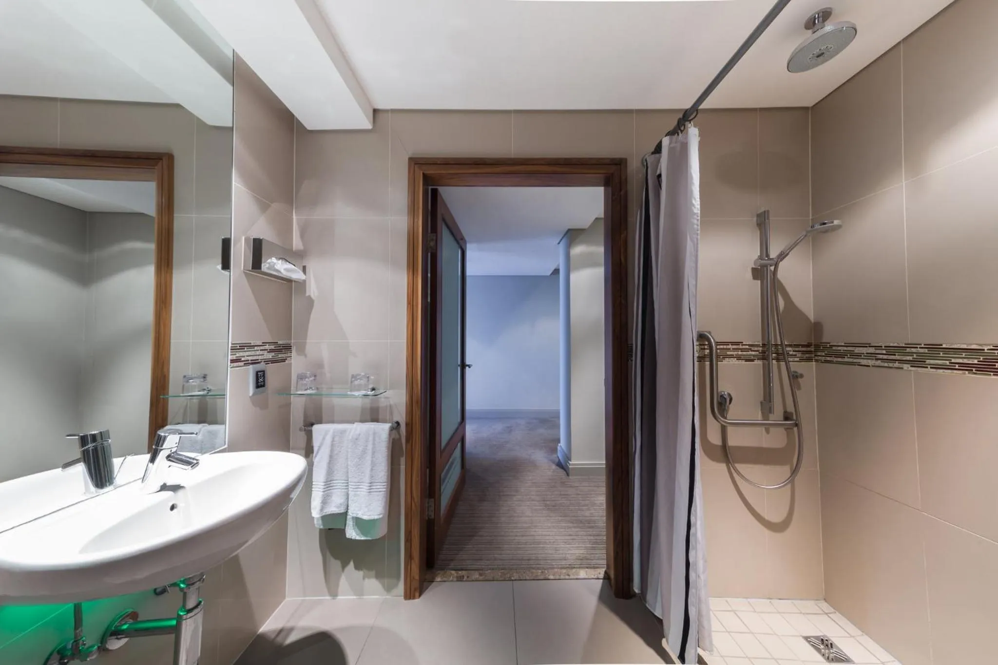 Photo of the whole room in Holiday Inn Johannesburg-Rosebank by IHG