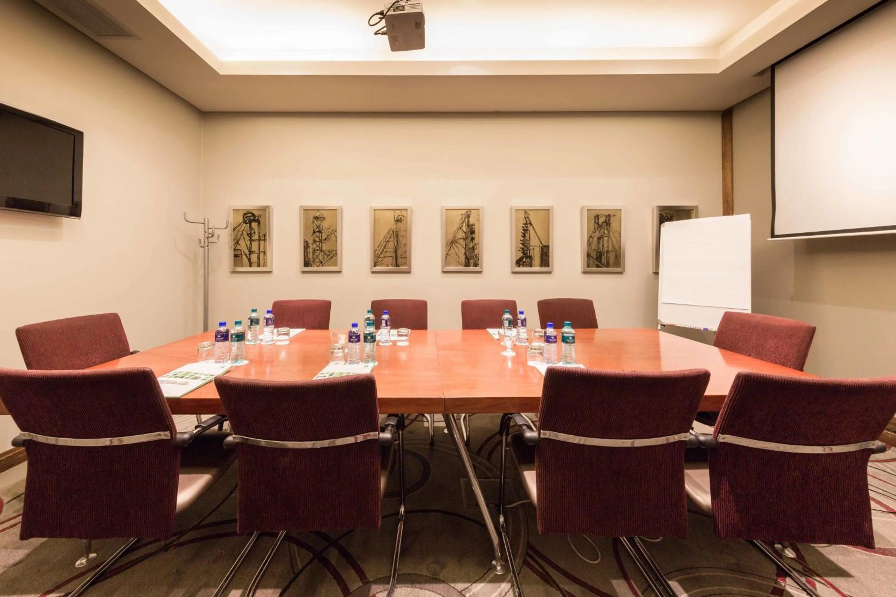 Meeting/conference room in Holiday Inn Johannesburg-Rosebank by IHG