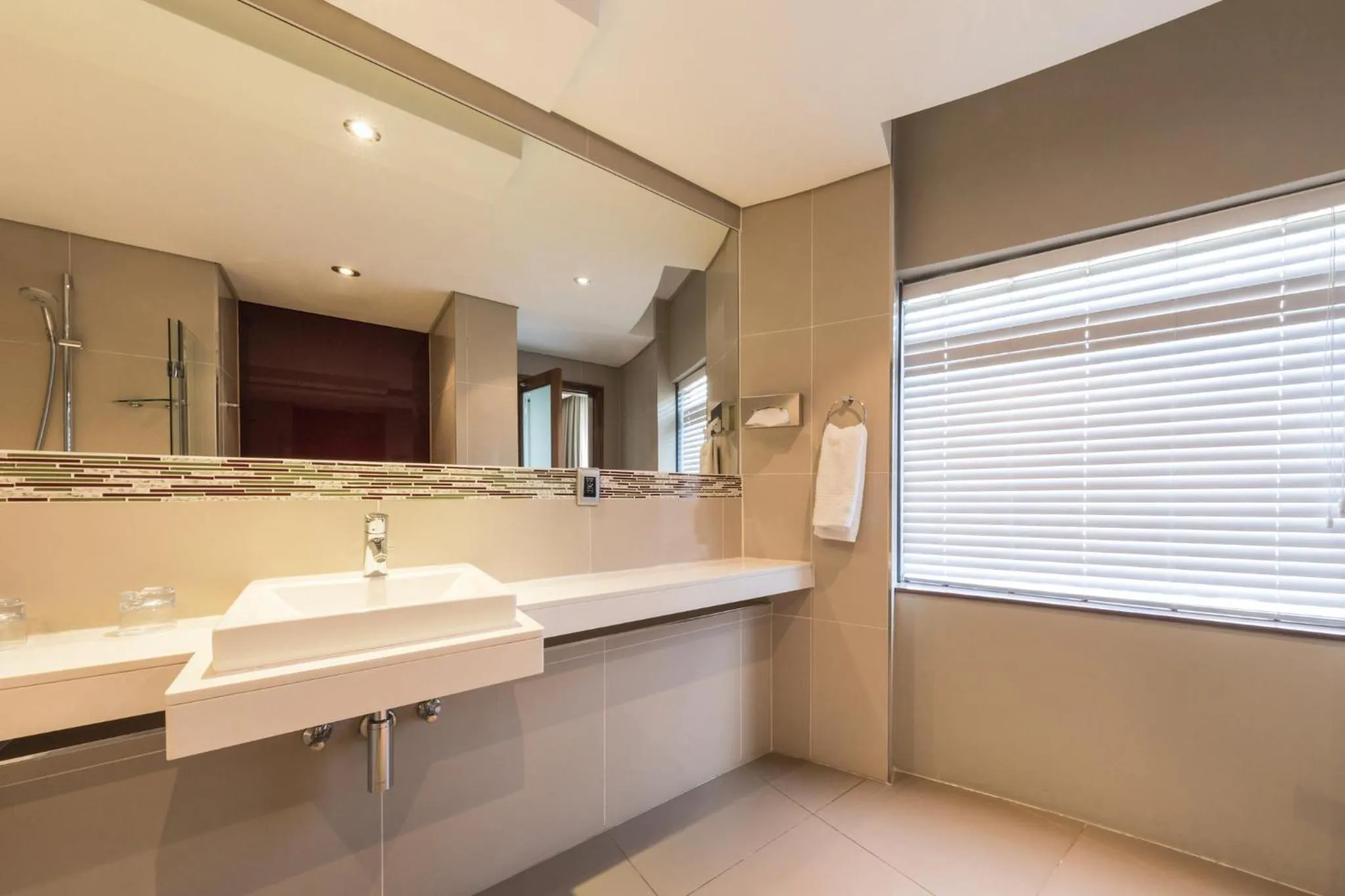 Photo of the whole room in Holiday Inn Johannesburg-Rosebank by IHG