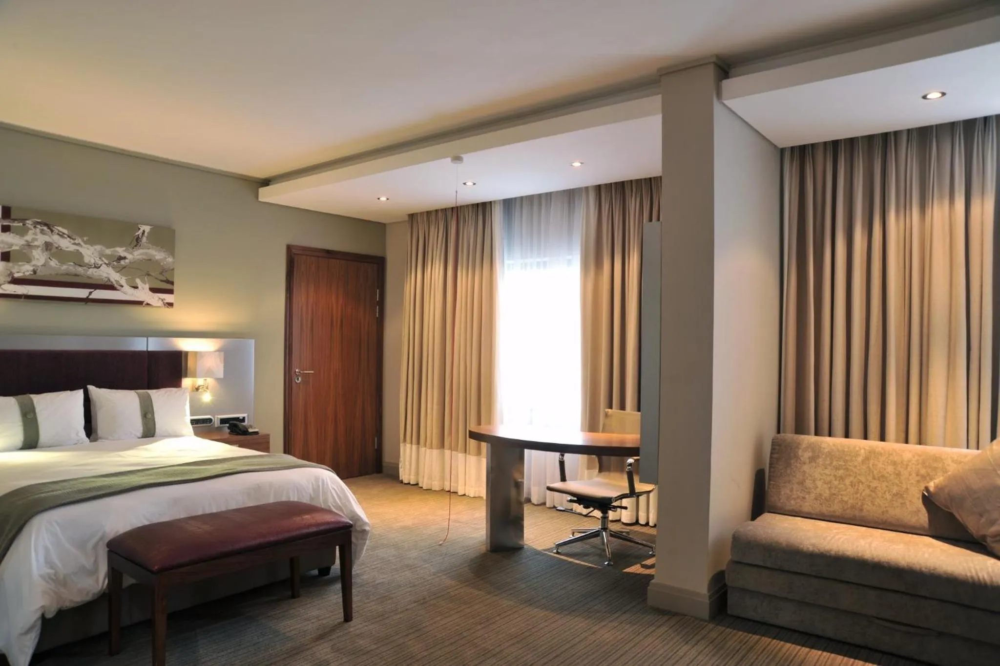 Photo of the whole room, Bed in Holiday Inn Johannesburg-Rosebank by IHG