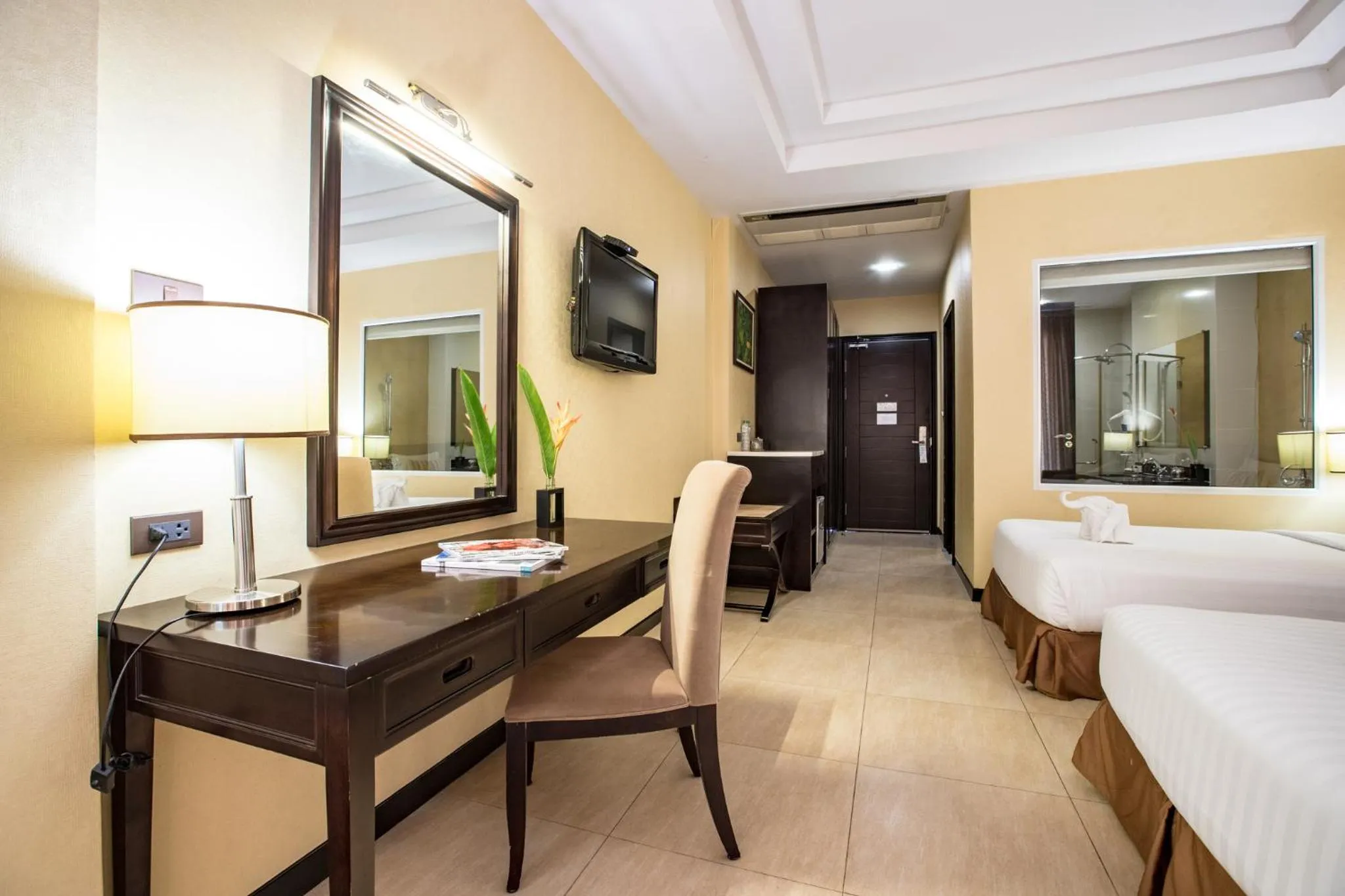 Photo of the whole room, Bed in Leaves Valley Resort