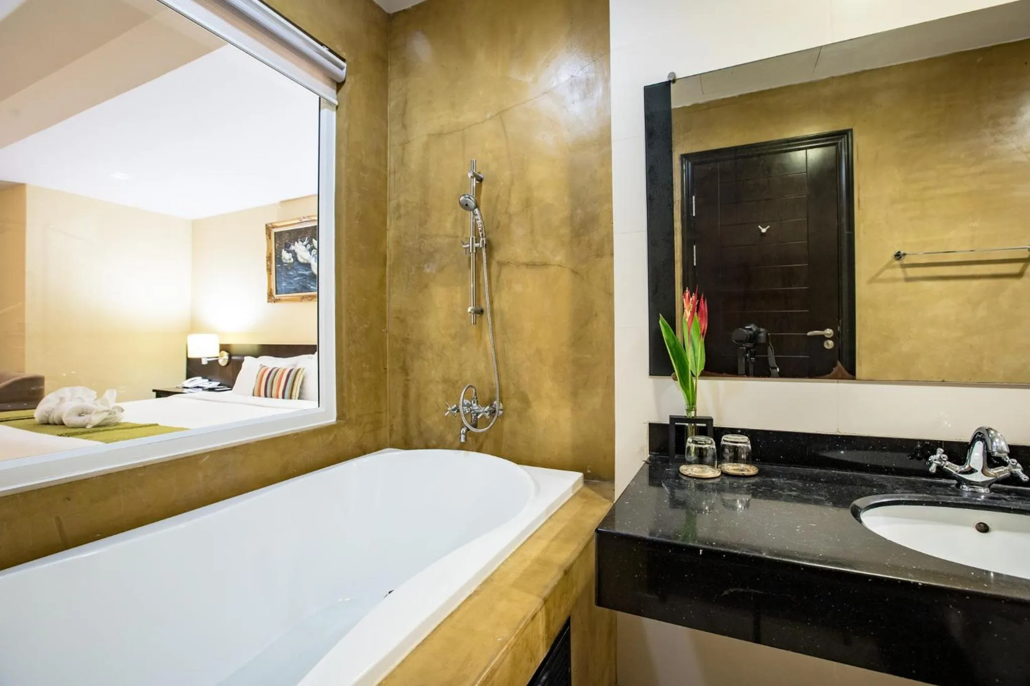 Bathroom, Bed in Leaves Valley Resort