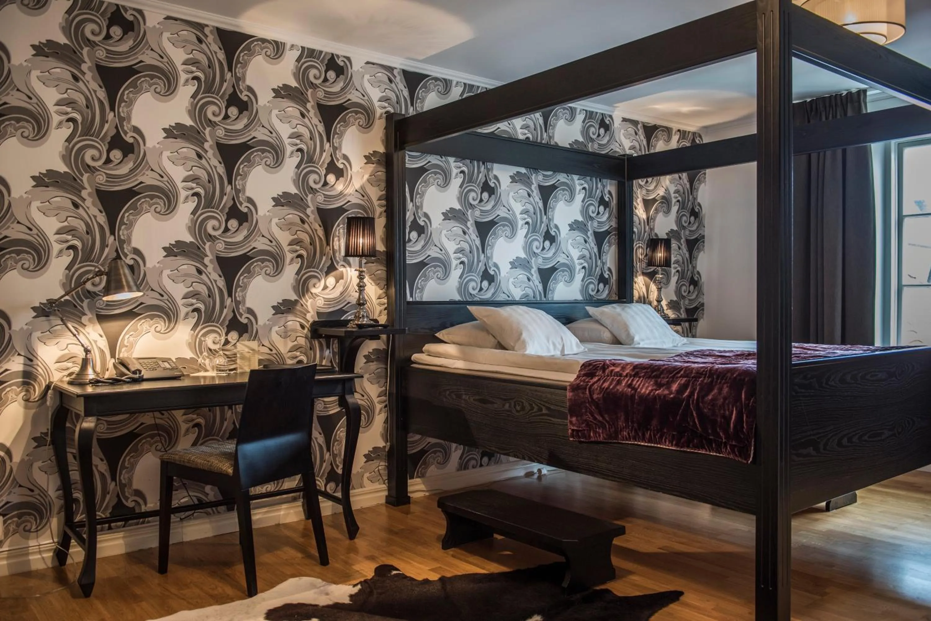 Property building, Bed in Donners Hotell