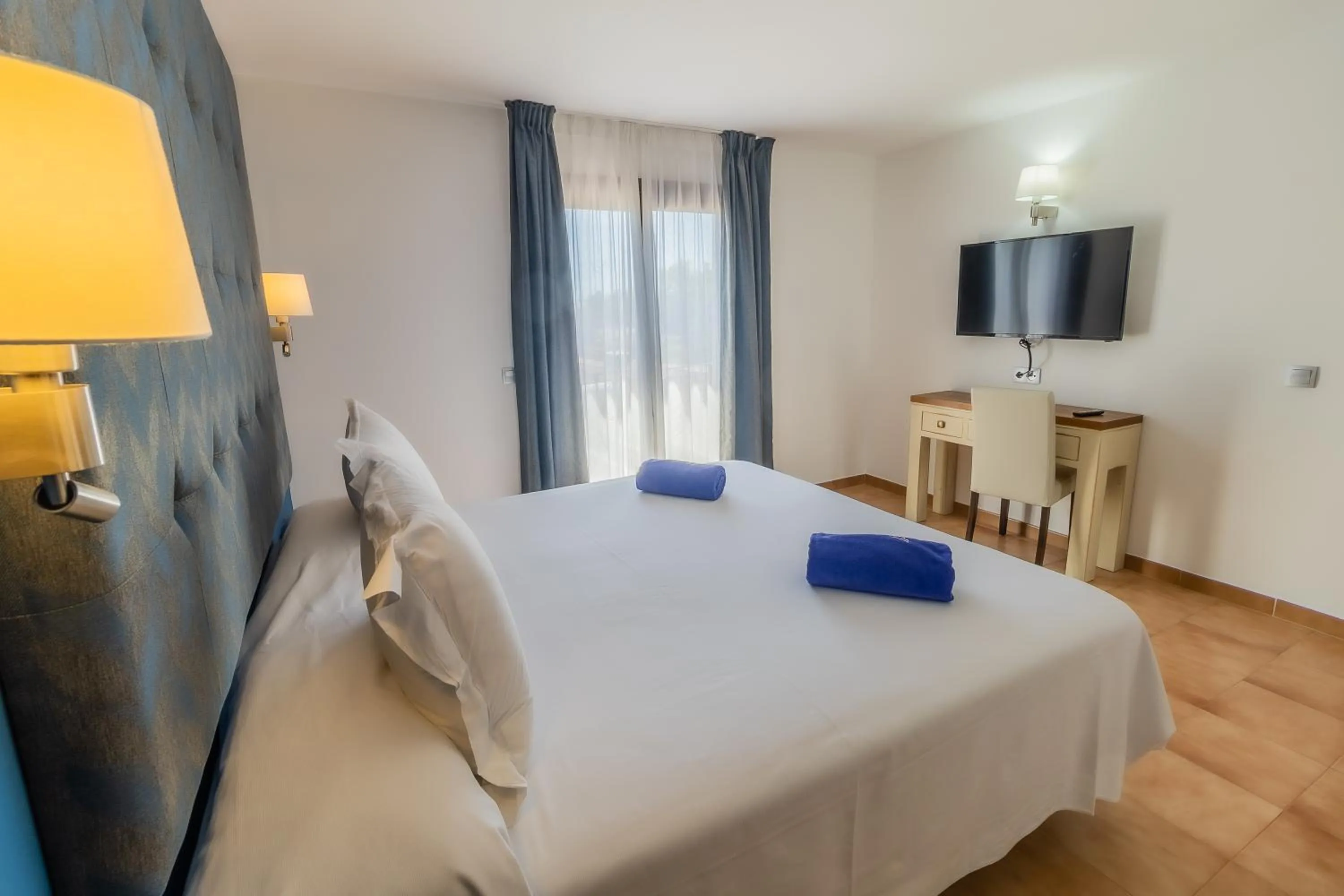 Bedroom, Bed in Paloma Blanca Boutique Hotel