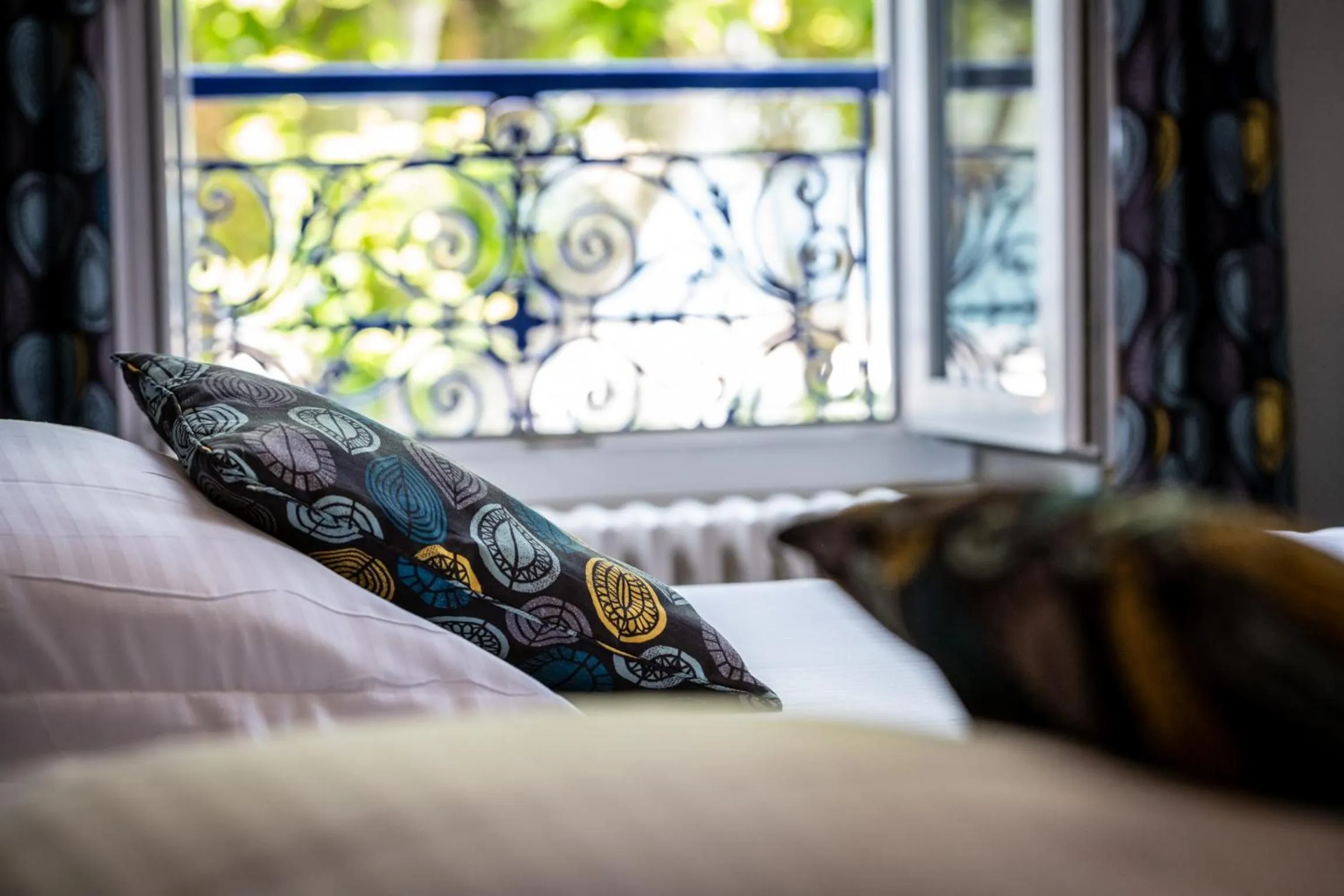 View (from property/room), Bed in Hotel Beau Rivage