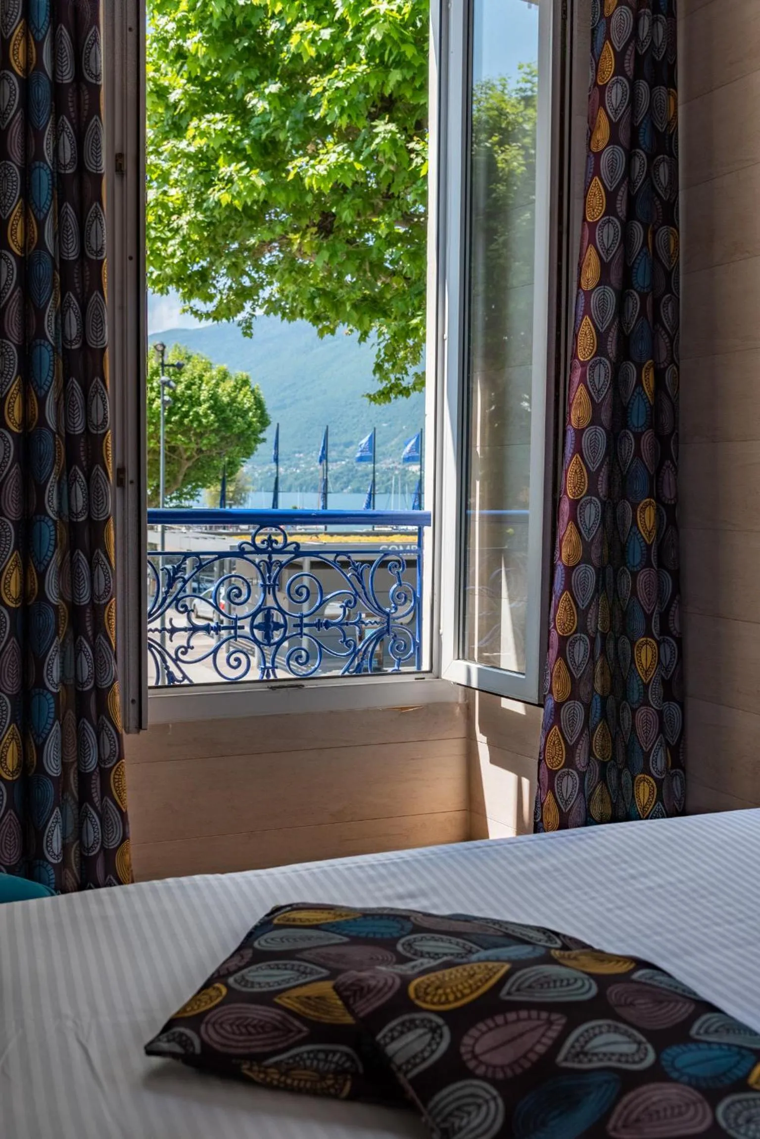View (from property/room), Bed in Hotel Beau Rivage