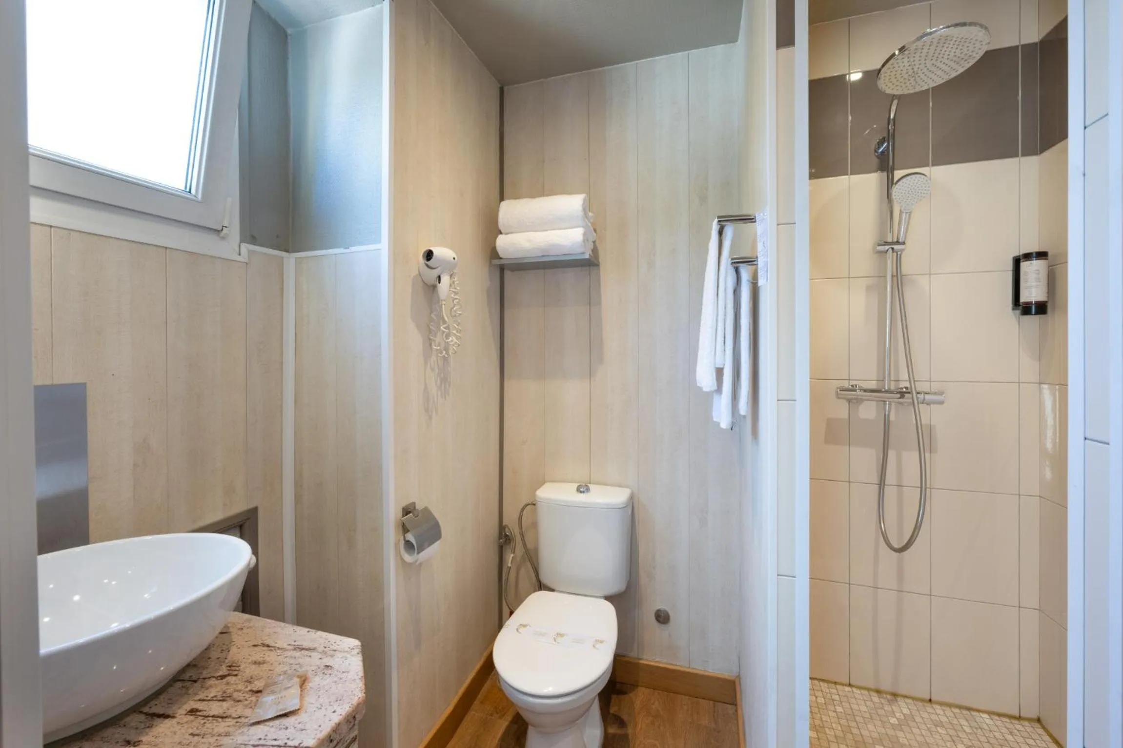 Bathroom in Hotel Beau Rivage