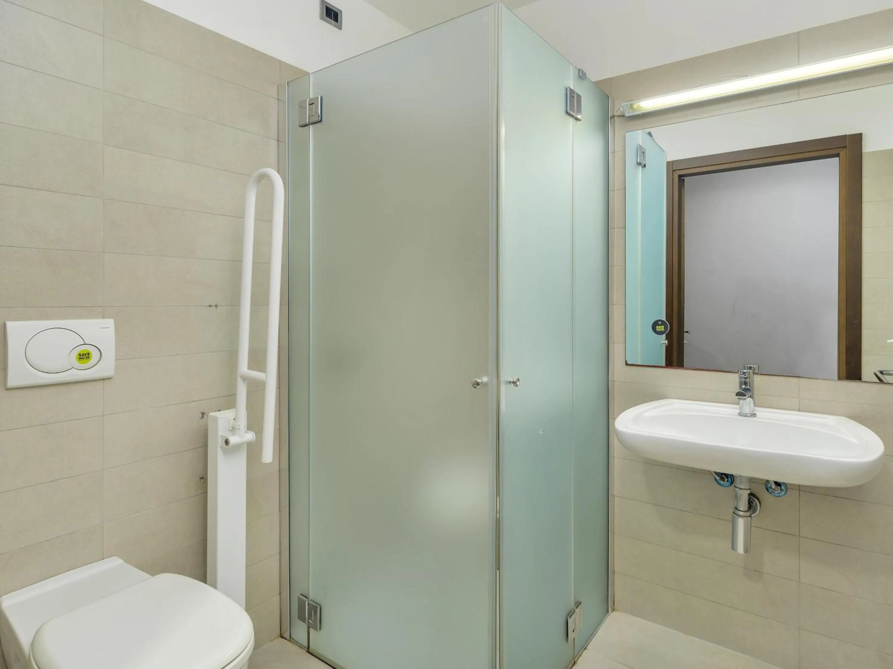 Bathroom in B&B Hotel Milano-Monza