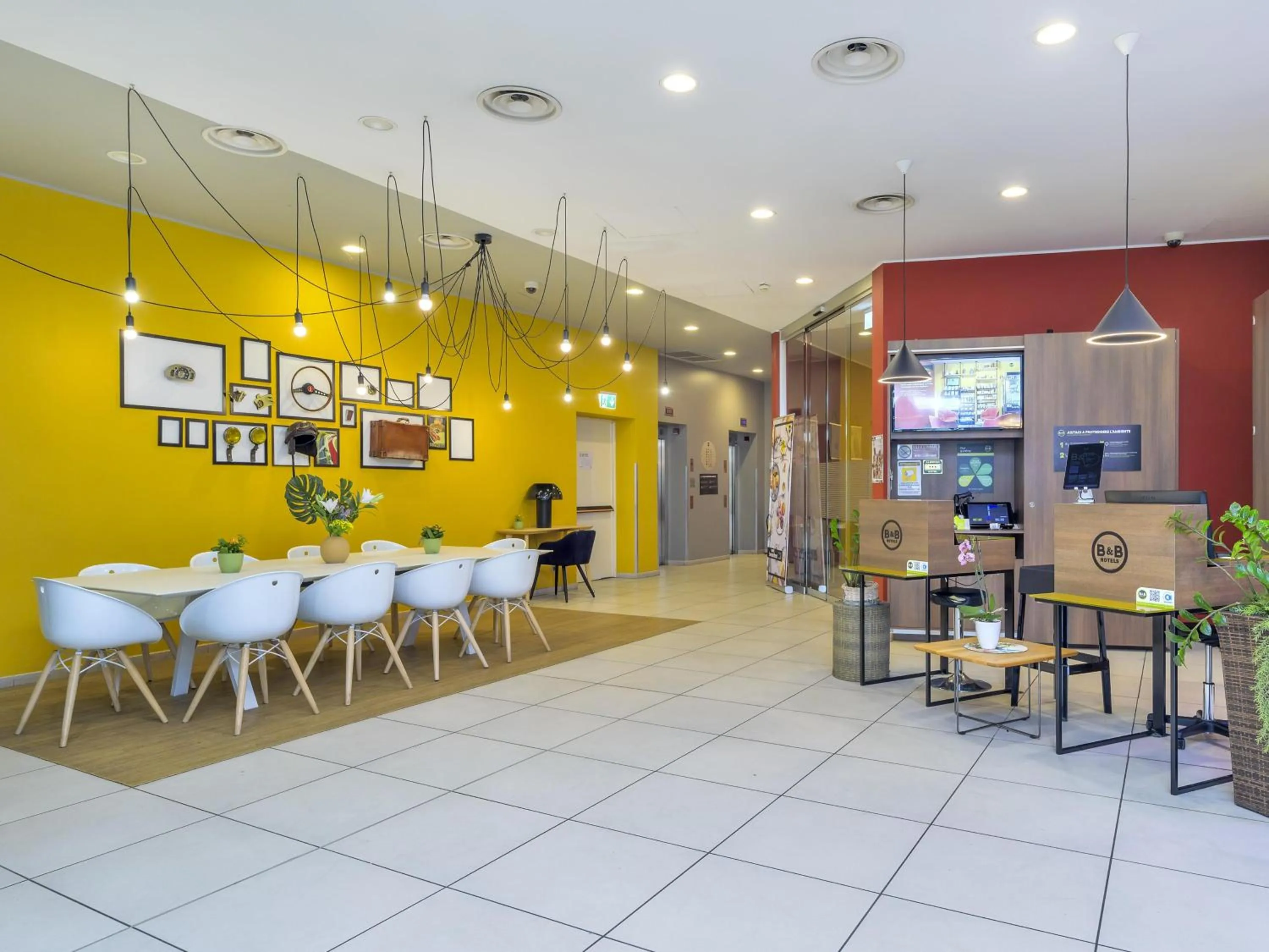 Lobby or reception in B&B Hotel Milano-Monza