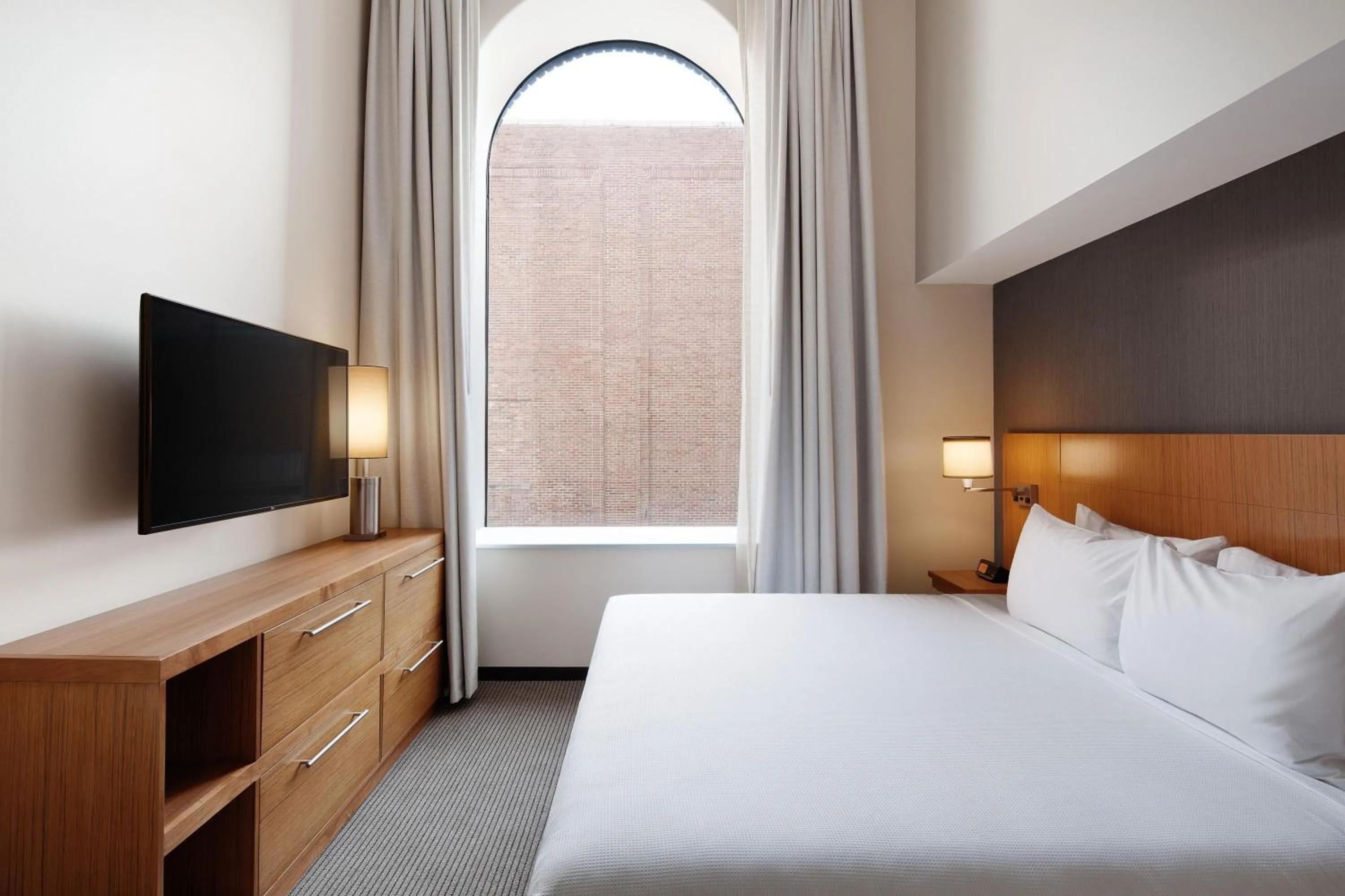 Photo of the whole room, Bed in Hyatt Place Knoxville/Downtown