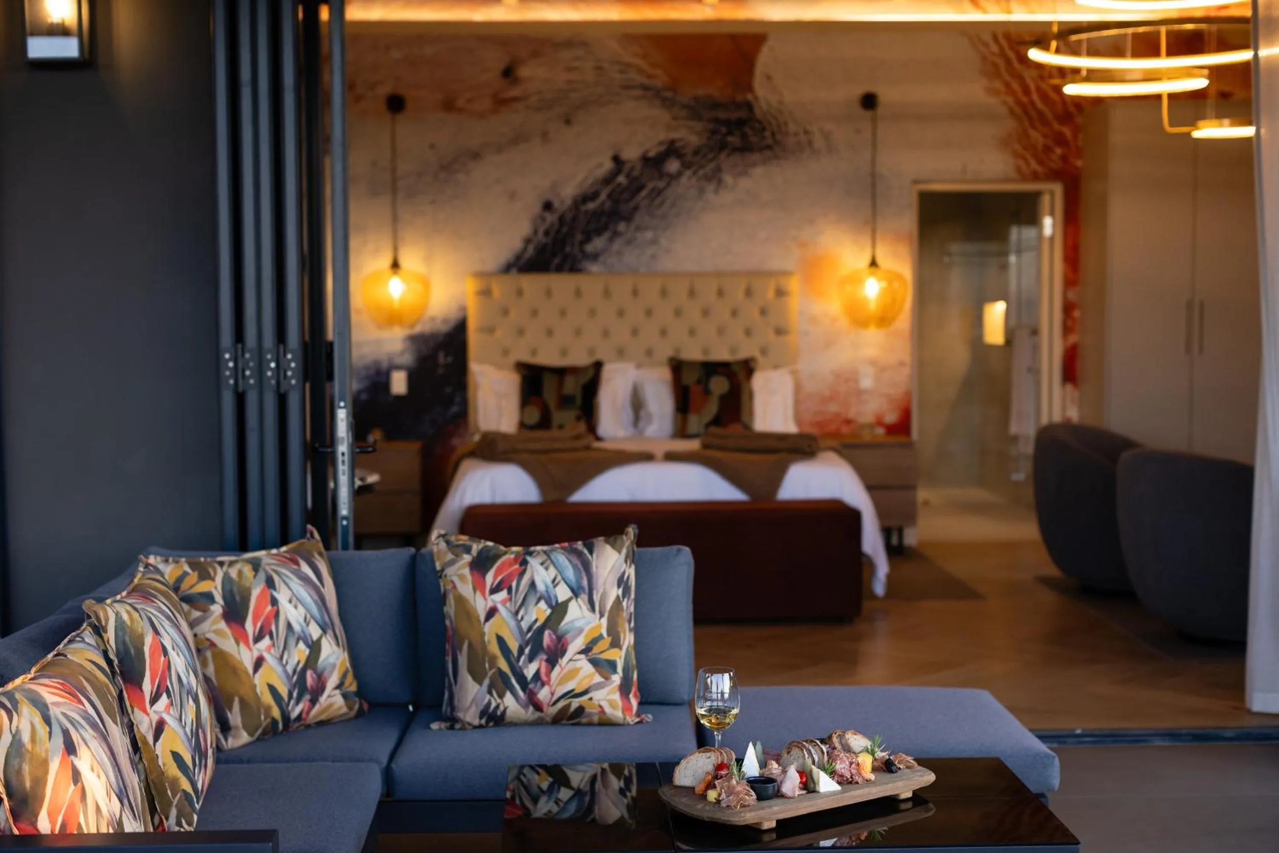Seating area, Bed in Kunjani Villas & Wines