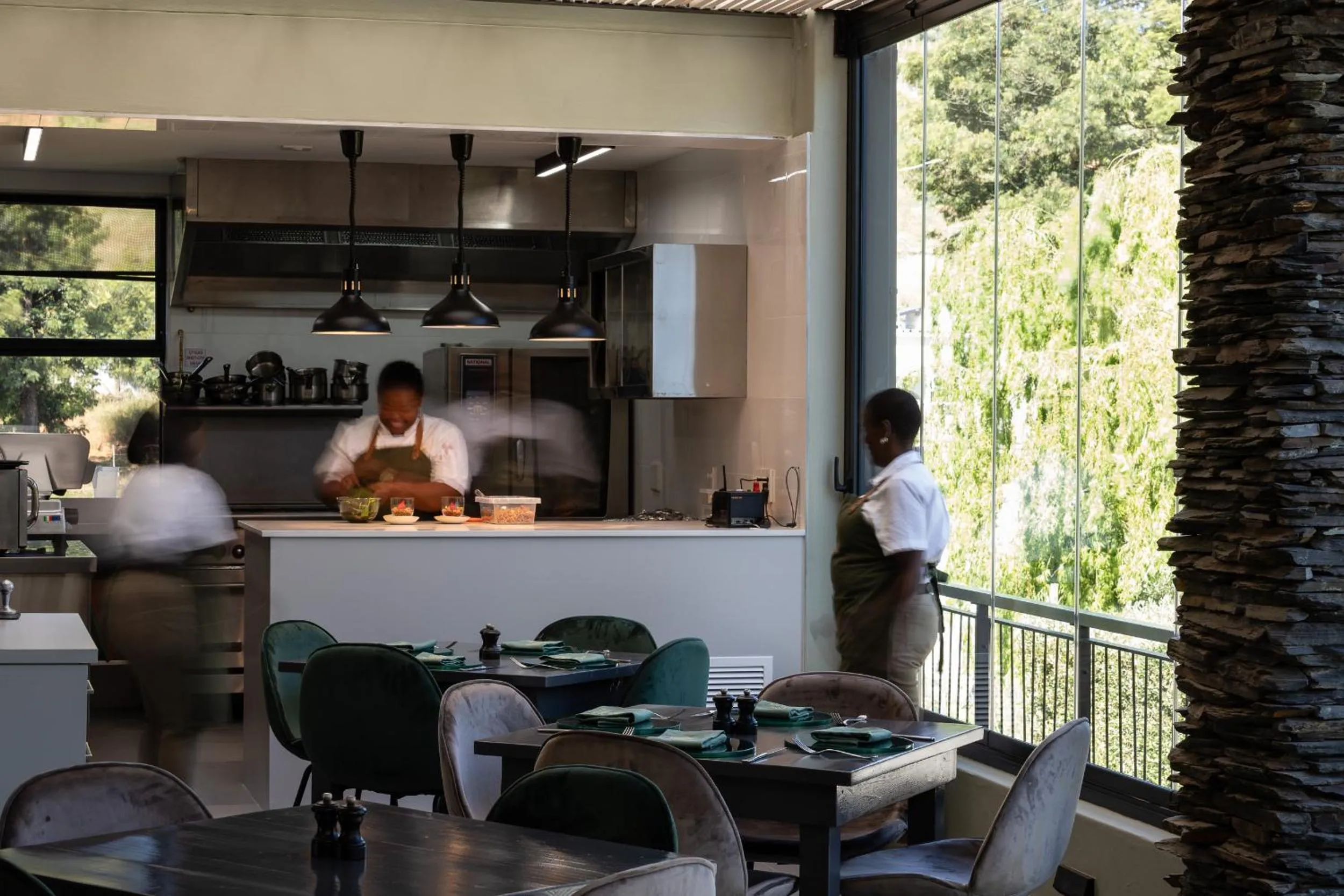 Restaurant/places to eat in Kunjani Villas & Wines